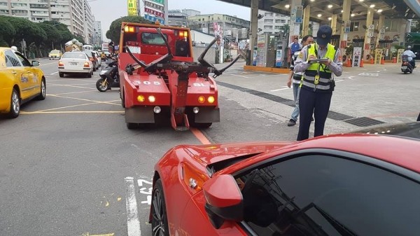 一樣是違停被拖吊，正妹討拍就惜惜；男生討拍就被回「幹嘛違停」，明顯差別待遇。