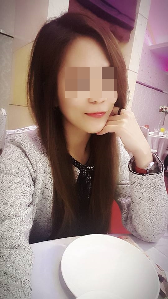 黃女長髮大眼、外型亮麗，在網路上的發言得到許多網友支持。
