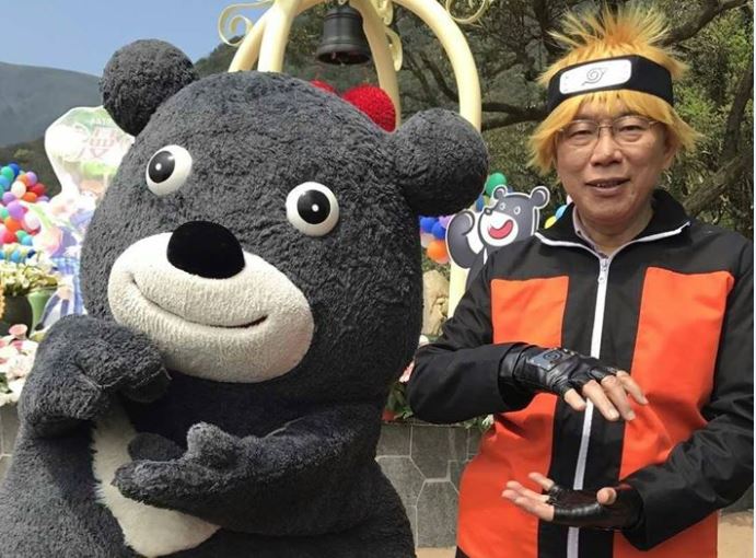 柯文哲在海芋季開幕活動打扮成《火影忍者》主角漩渦鳴人。（圖：翻攝自台北市產業發展局粉絲專頁）
