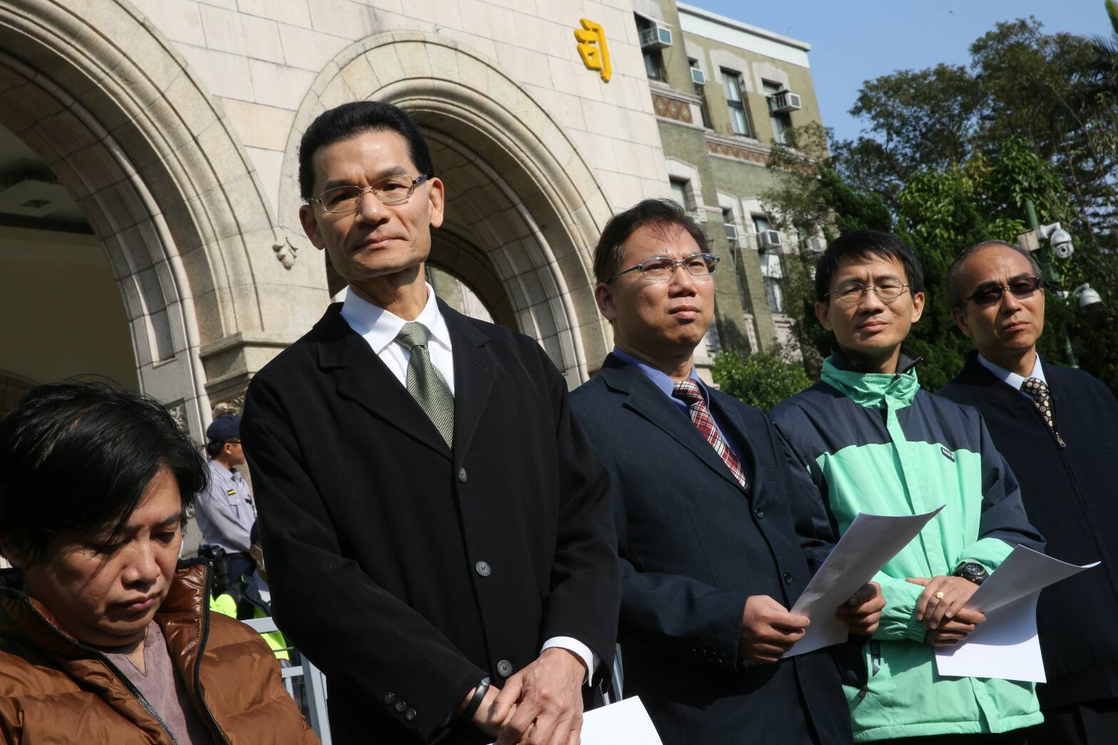 護家盟理事長張守一（左二）與反同團體，至司法院前高喊口號，籲大法官為後代子孫幸福著想。