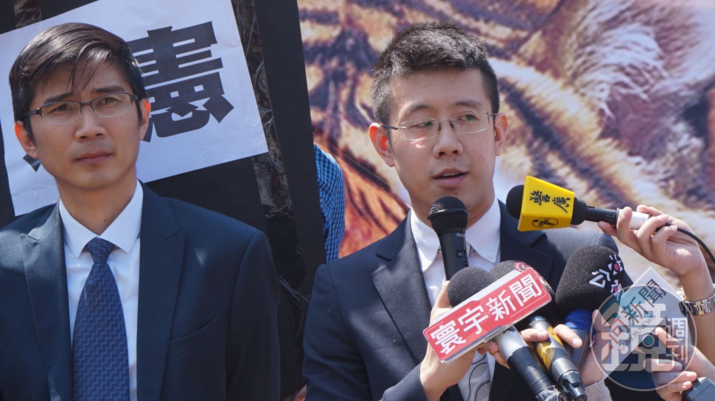 下一代幸福聯盟家長代表曾獻瑩（左）與自稱以前是男同志的大衛（右）至司法院前表達反同立場。