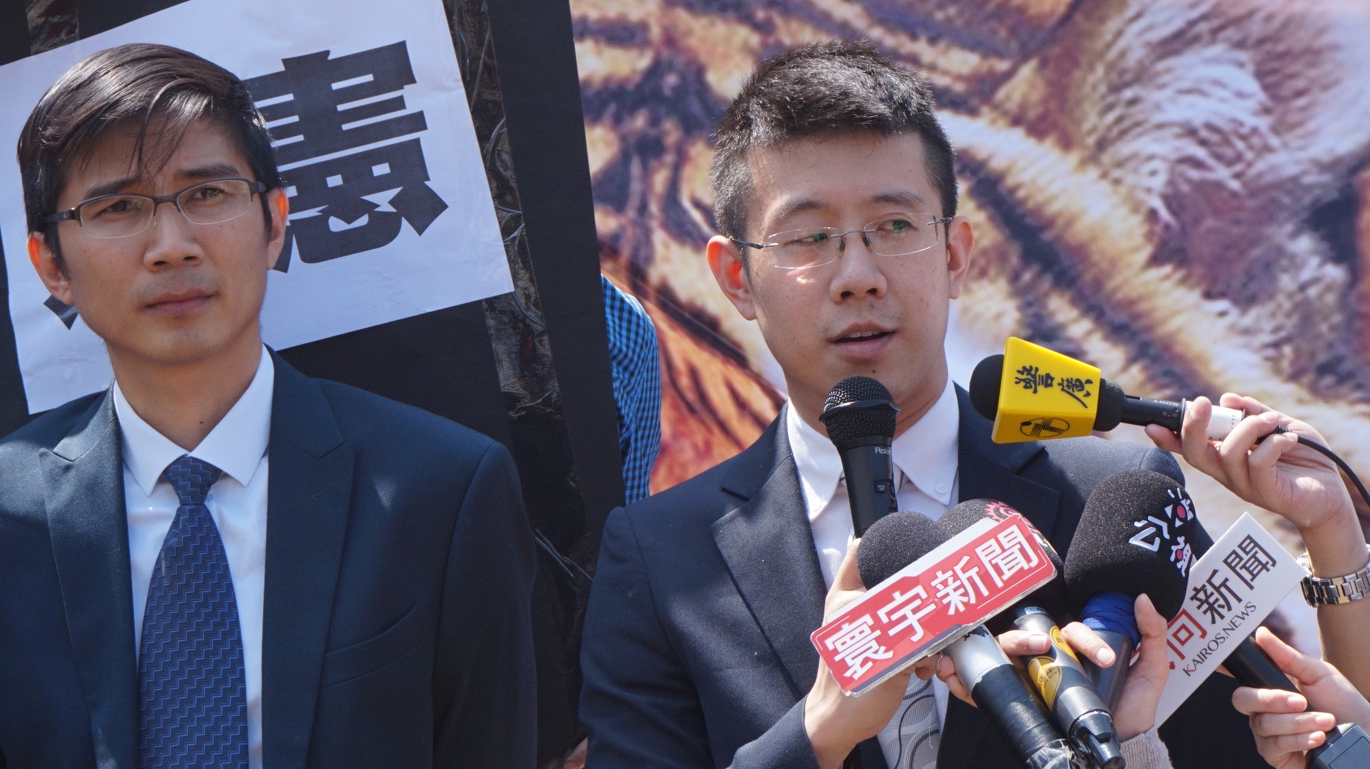 下一代幸福聯盟家長代表曾獻瑩（左）與自稱以前是男同志的大衛（右）至司法院前表達反同立場。
