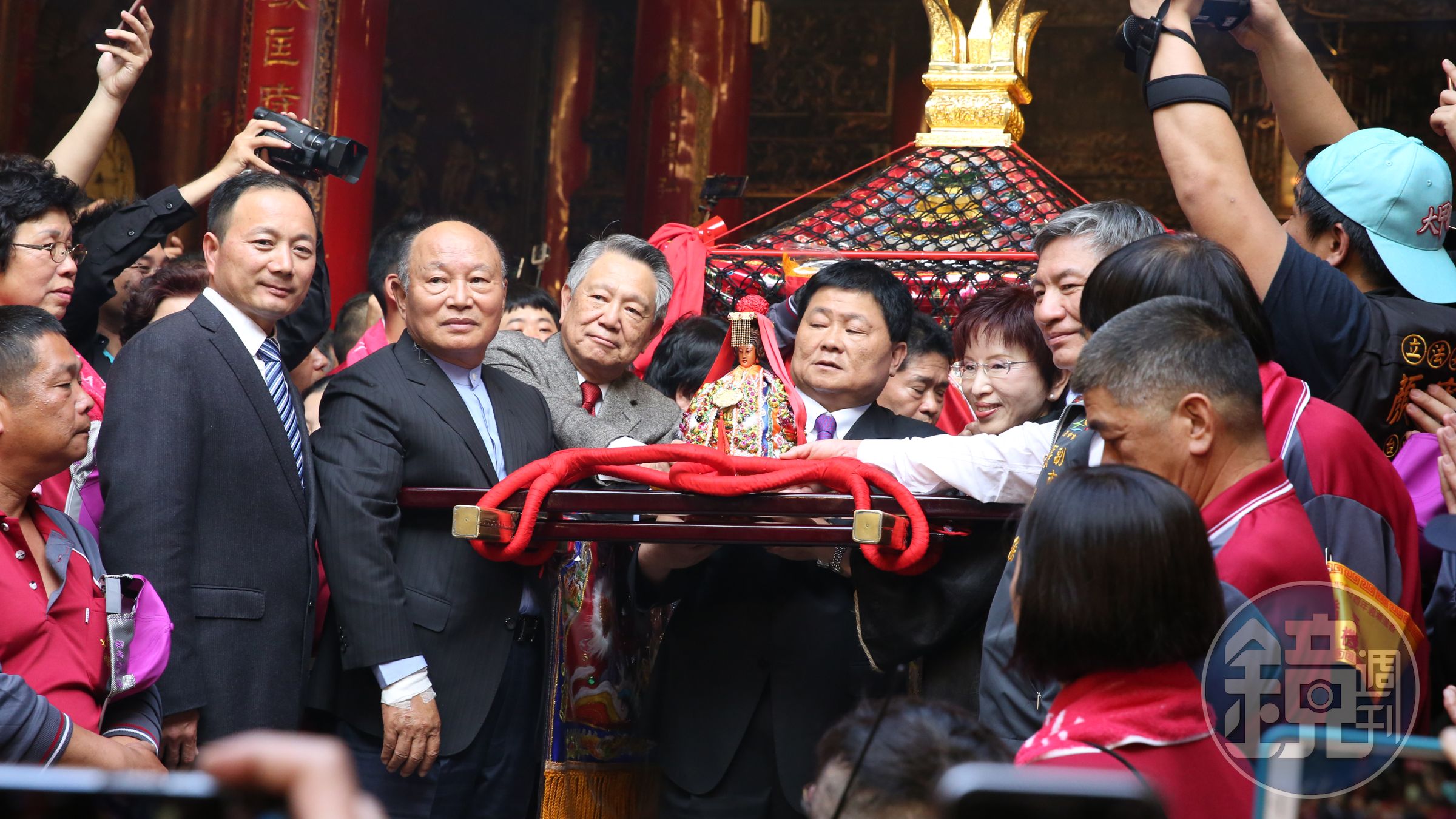 小英主持祈安典禮，柱柱姐則把媽祖請上轎，藍綠雙方都不願缺席。