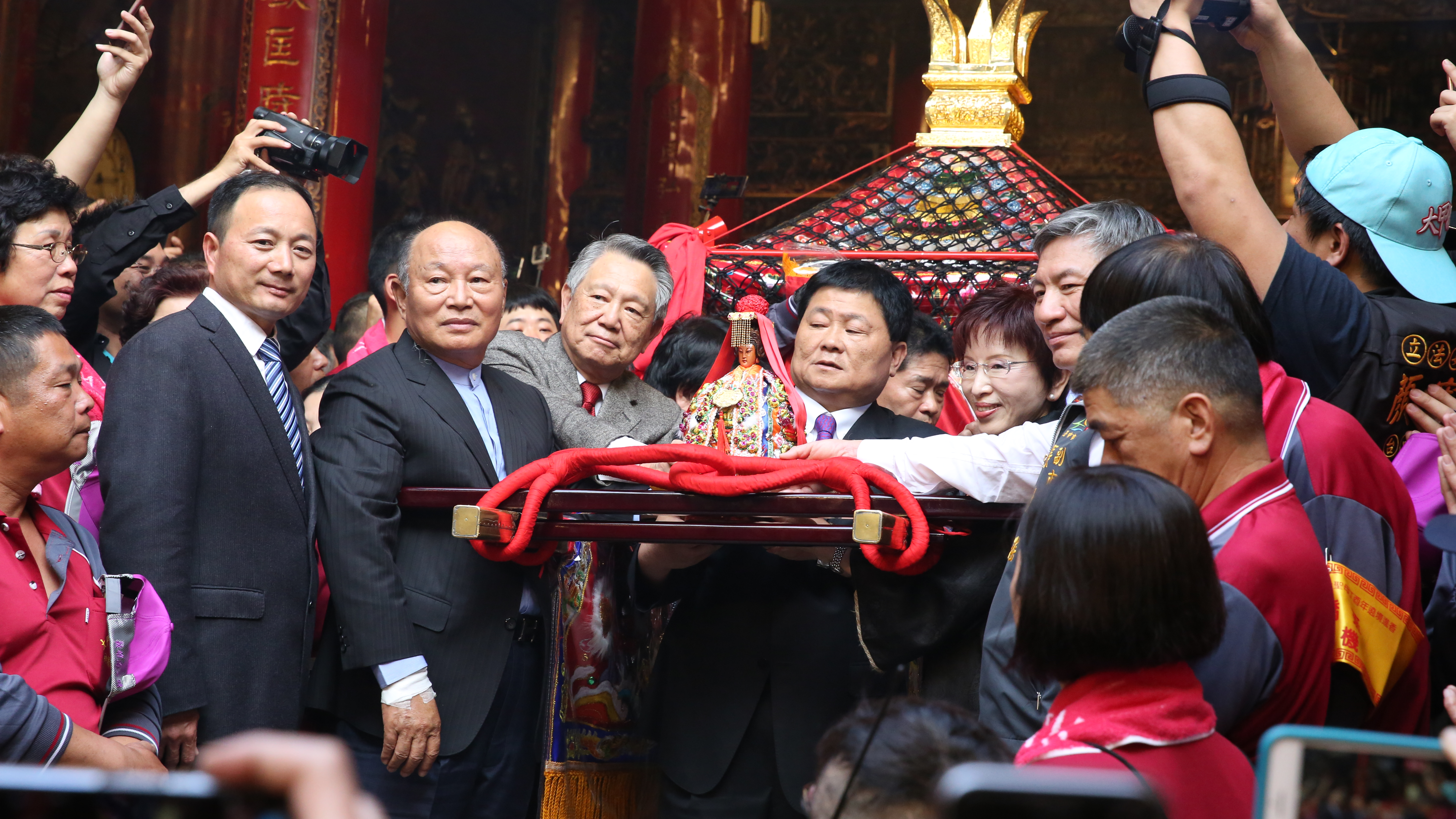 小英主持祈安典禮，柱柱姐則把媽祖請上轎，藍綠雙方都不願缺席。