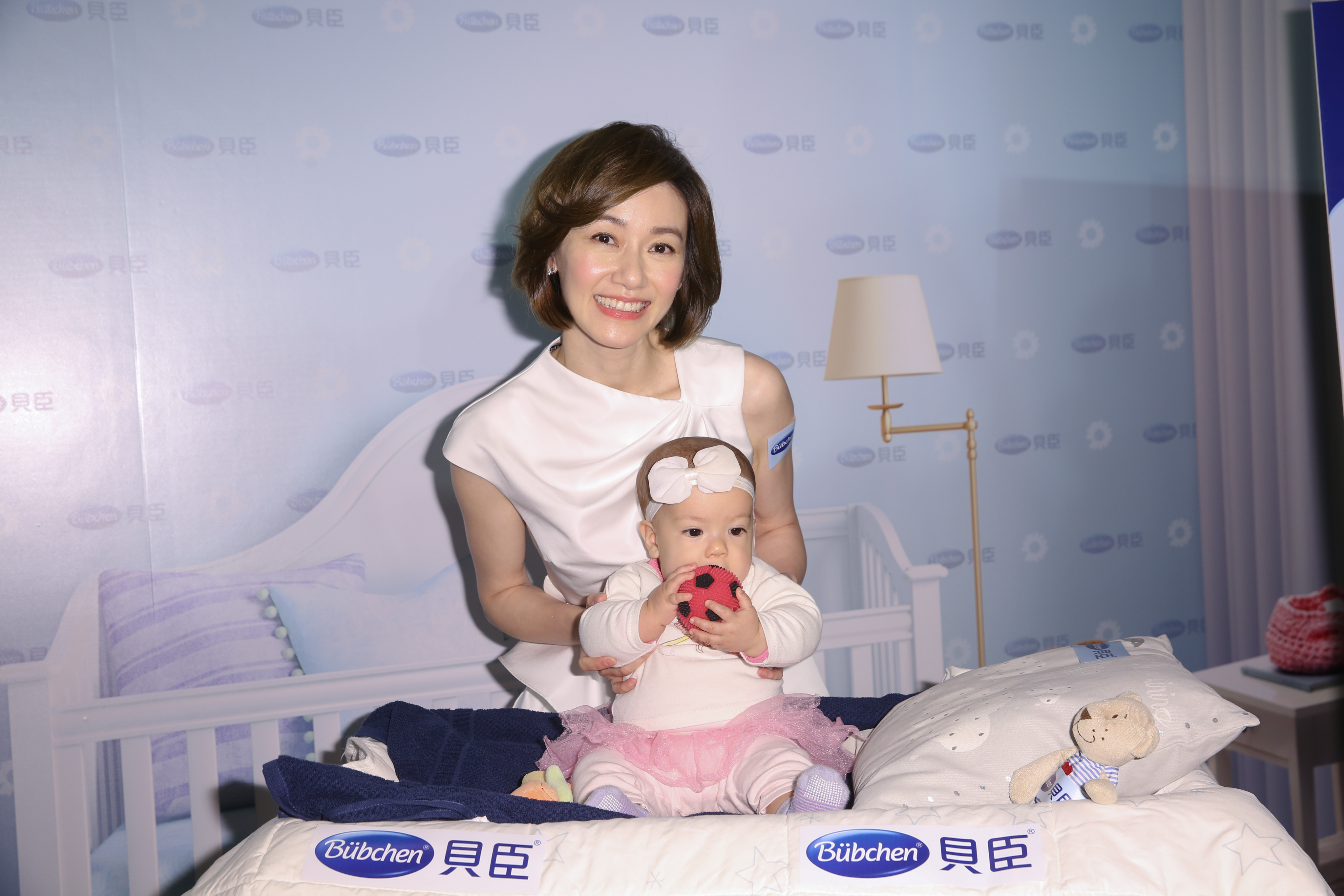 周幼婷連生兩胎，談媽媽經搶奶粉錢，學起嬰幼兒spa神情認真。