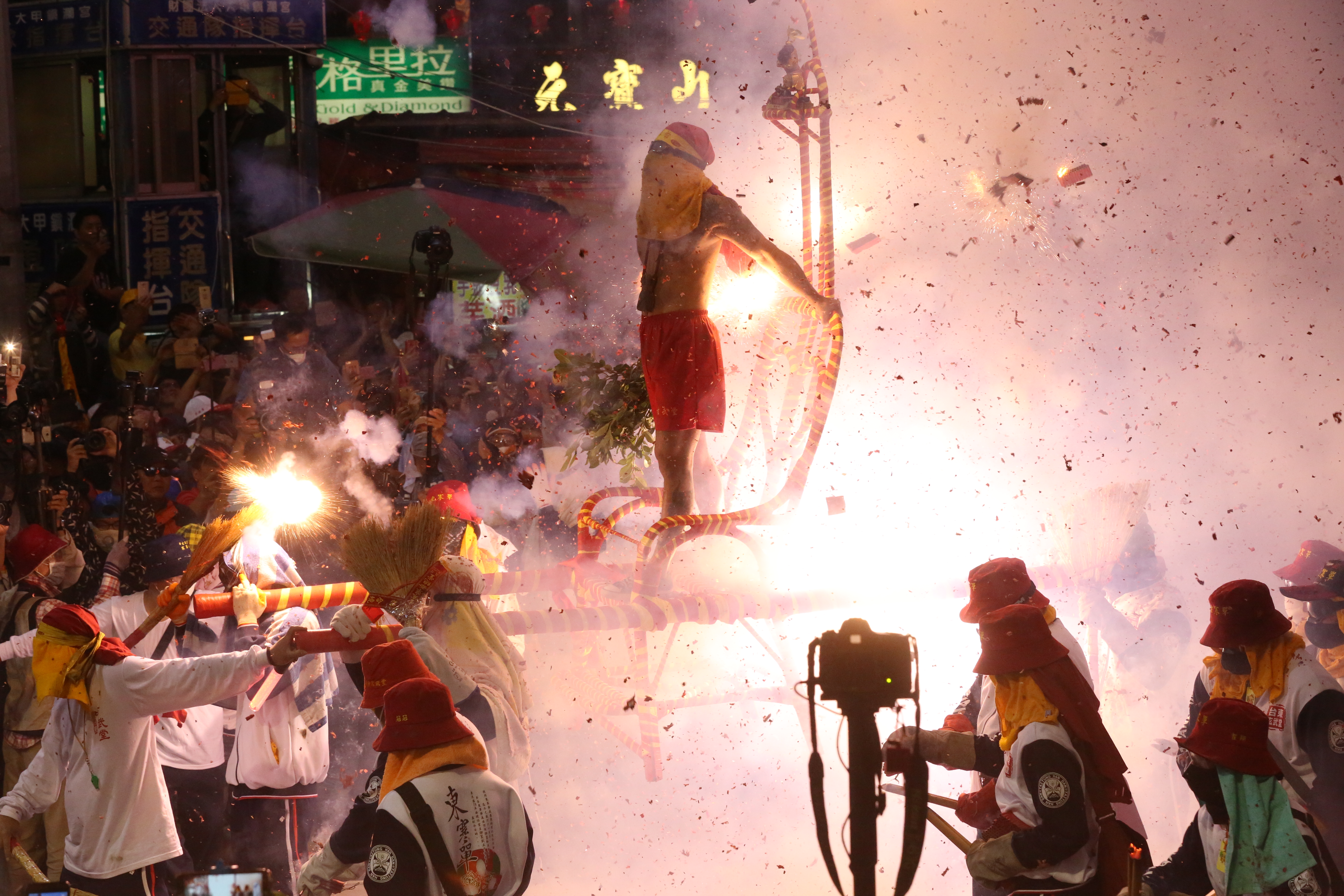 寒單爺的乩身裸上半身，穿著紅短褲，任由信徒用鞭炮炸自己。