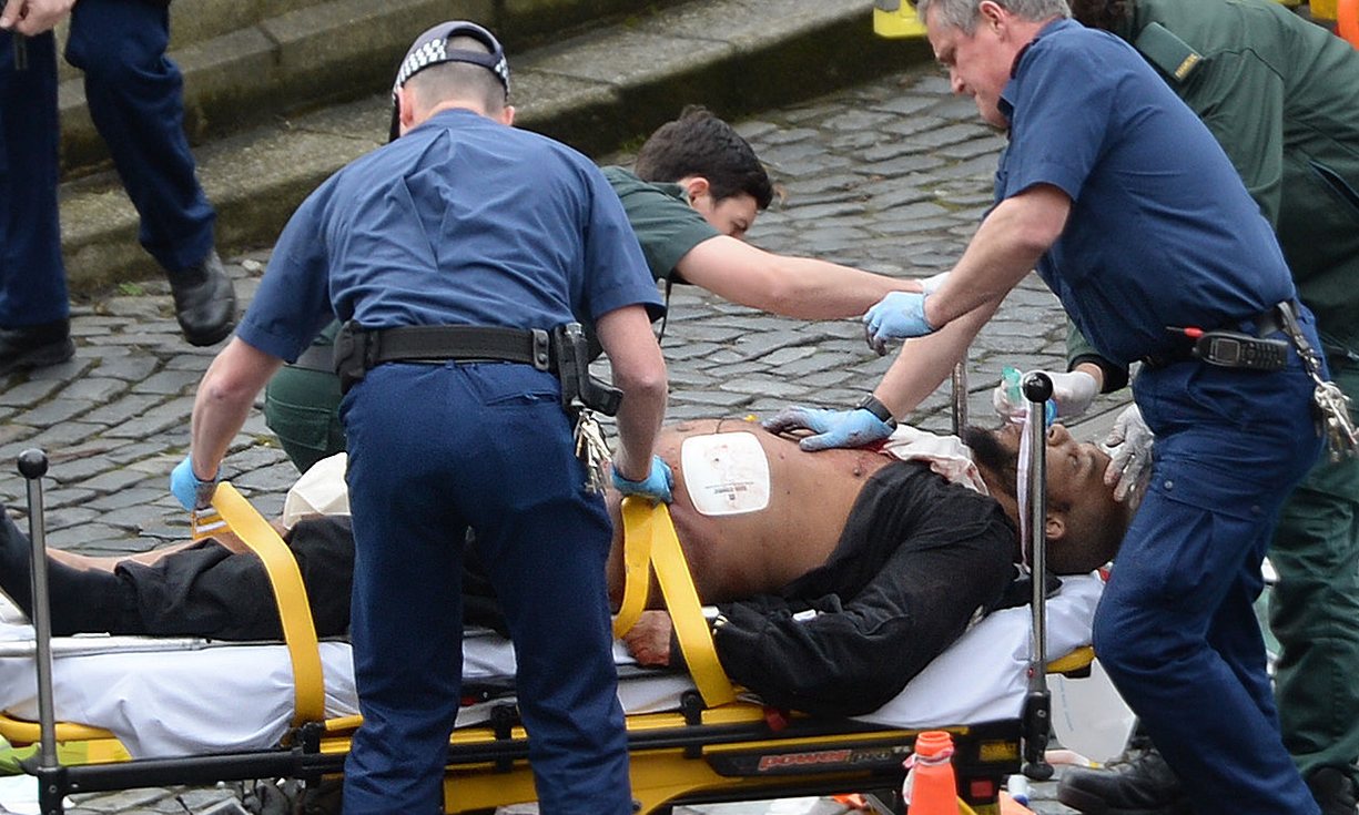 倫敦警方證實恐攻嫌犯是52歲的馬肅德(Khalid Masood),圖為他遭到警方開槍射擊後,接受急救。(翻攝網路)