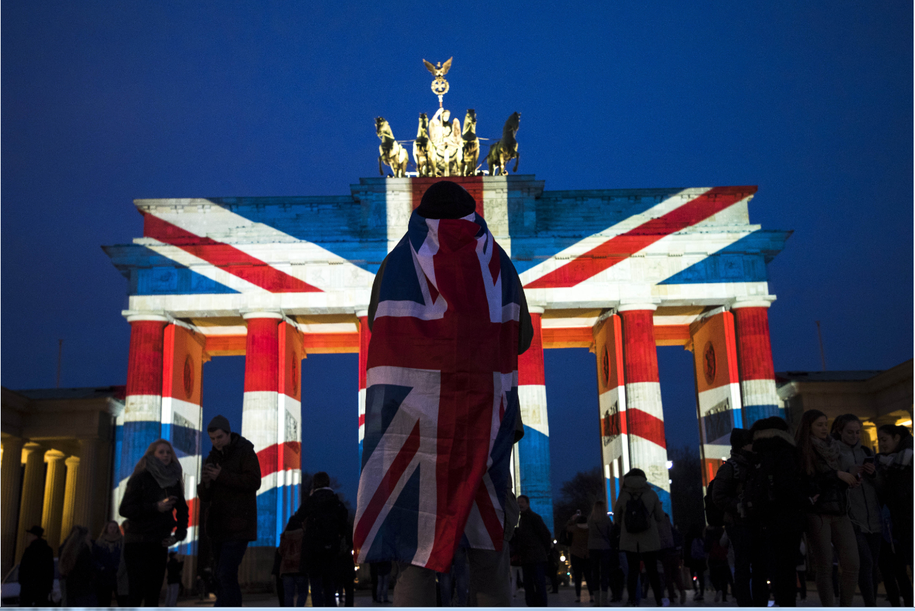 3月23日，柏林布蘭登堡大門點亮英國國旗顏色，表達對倫敦的支持。（東方IC）