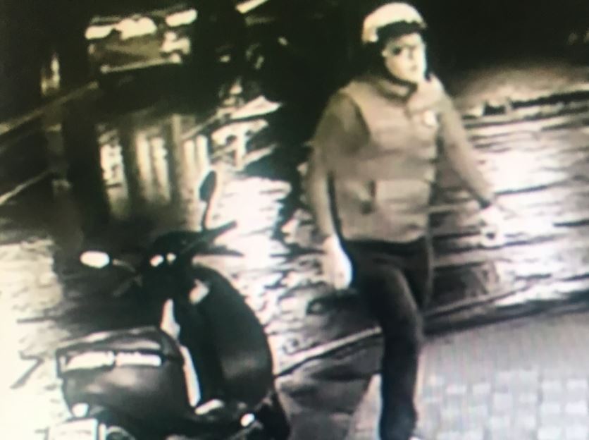 徐嫌被法官裁定無保請回後，騎電動機車開始逃亡。