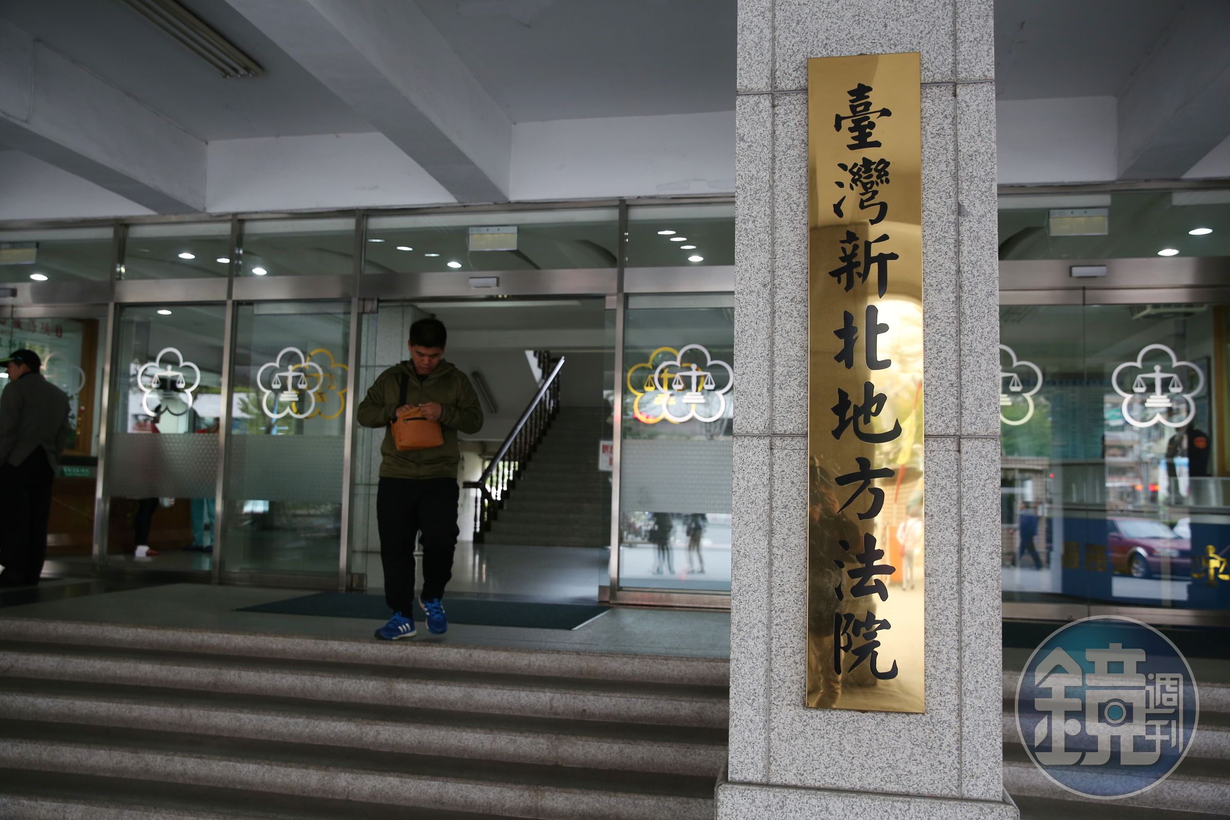 跨國毒梟徐聖傑無保請回，新北地院法官施建榮遭民眾質疑失職。