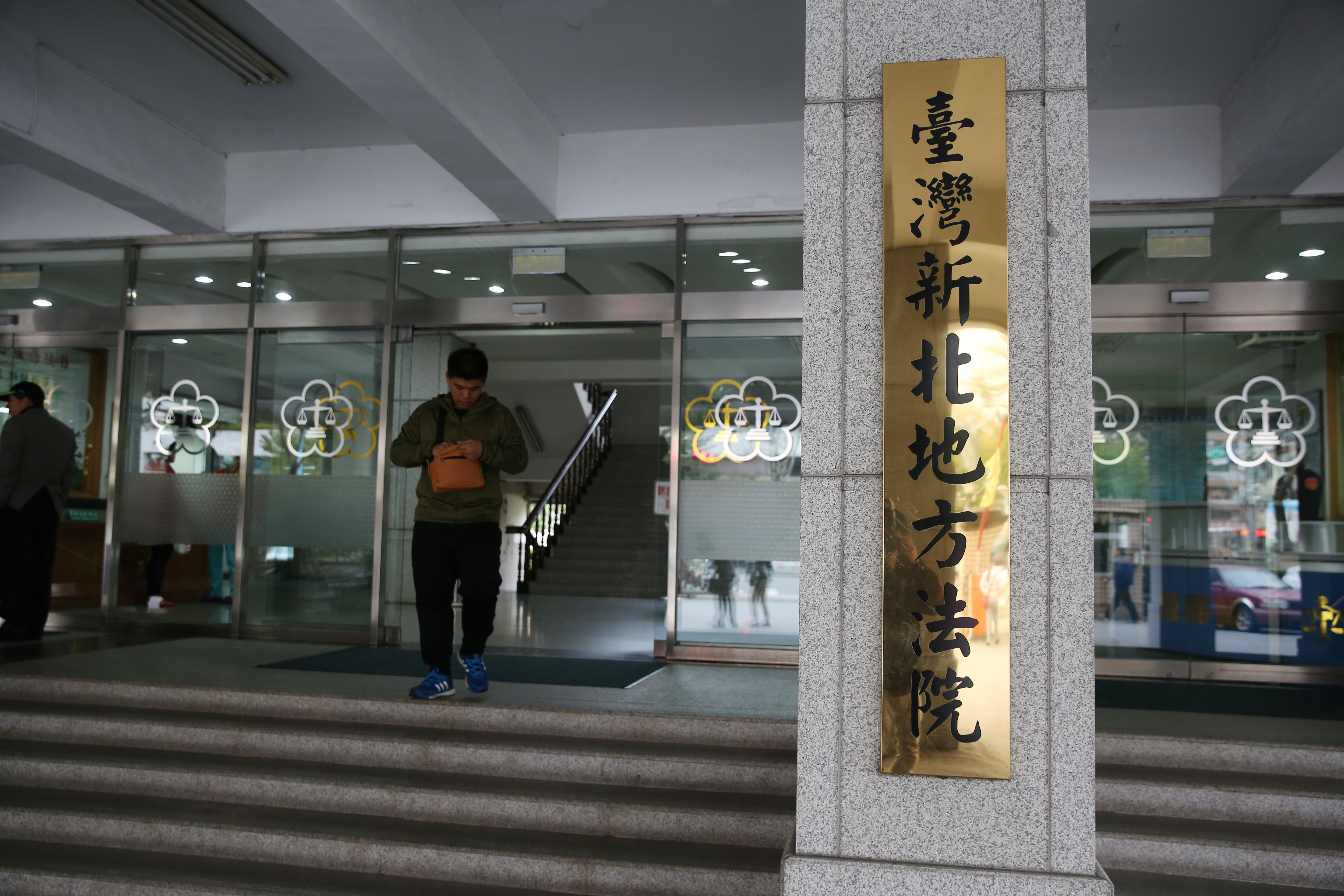 跨國毒梟徐聖傑無保請回，新北地院法官施建榮遭民眾質疑失職。