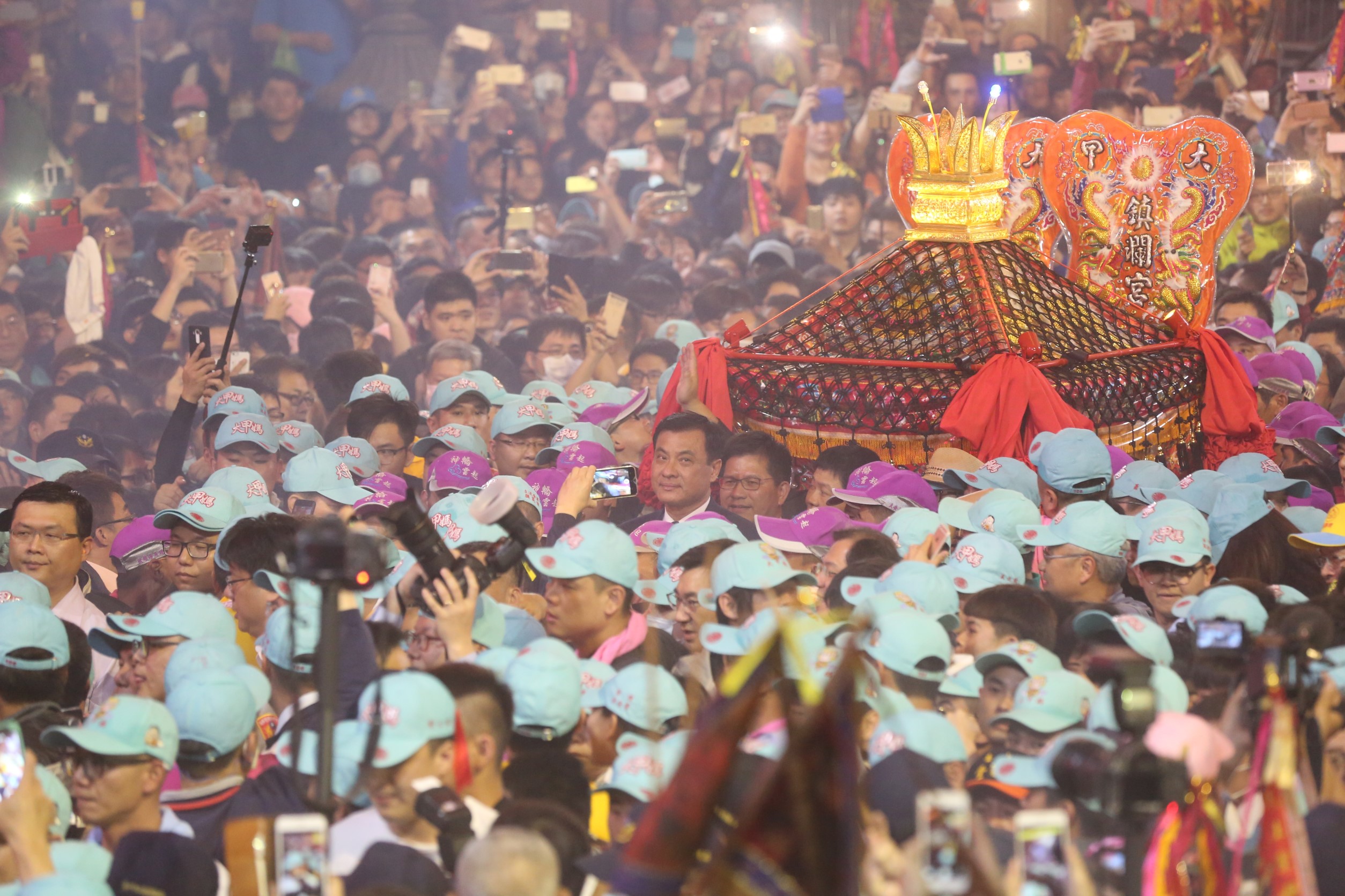 立法院長蘇嘉全和台中市長林佳龍扶轎出發。