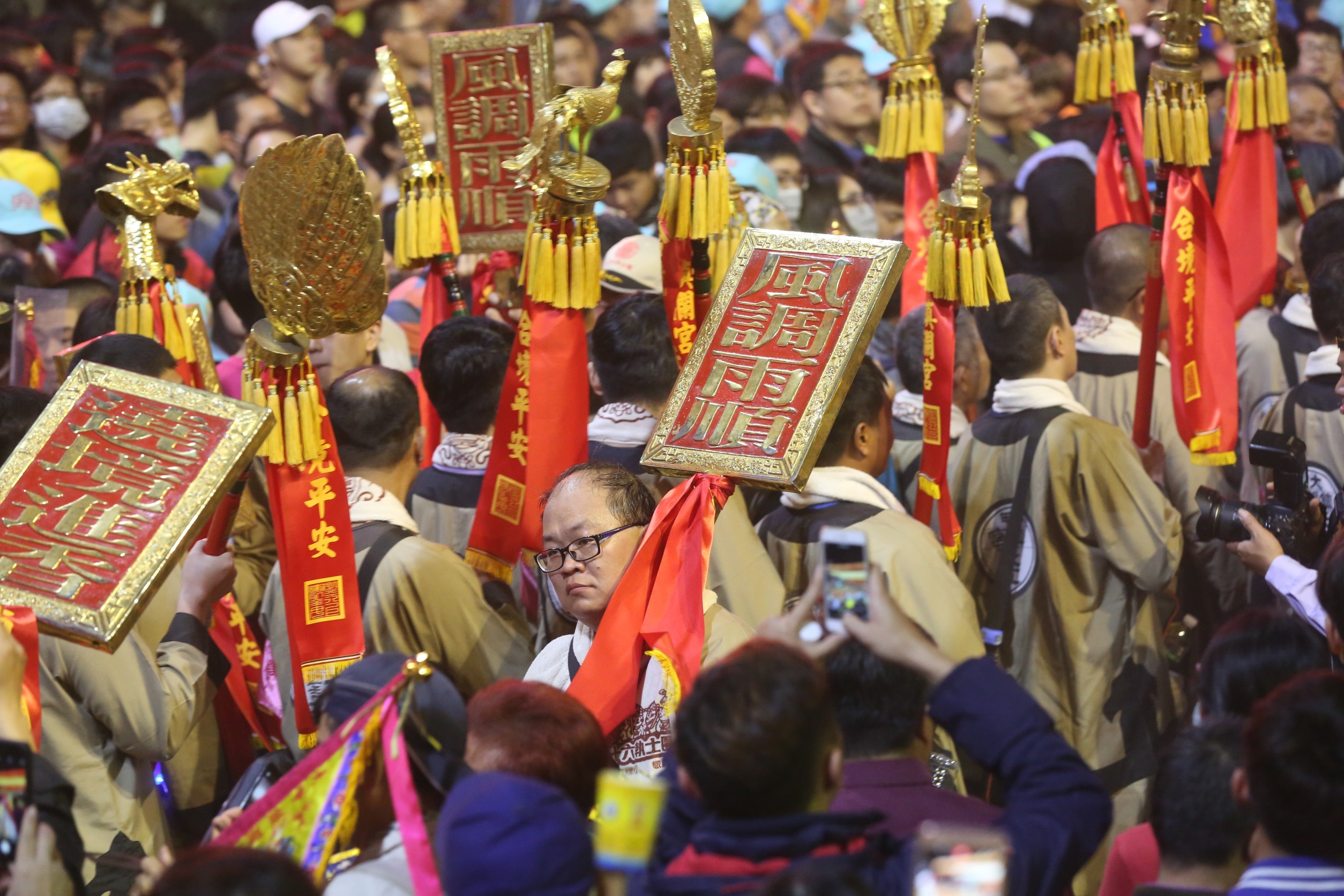 廟前深夜仍擠滿人潮，大甲宛如不夜城。