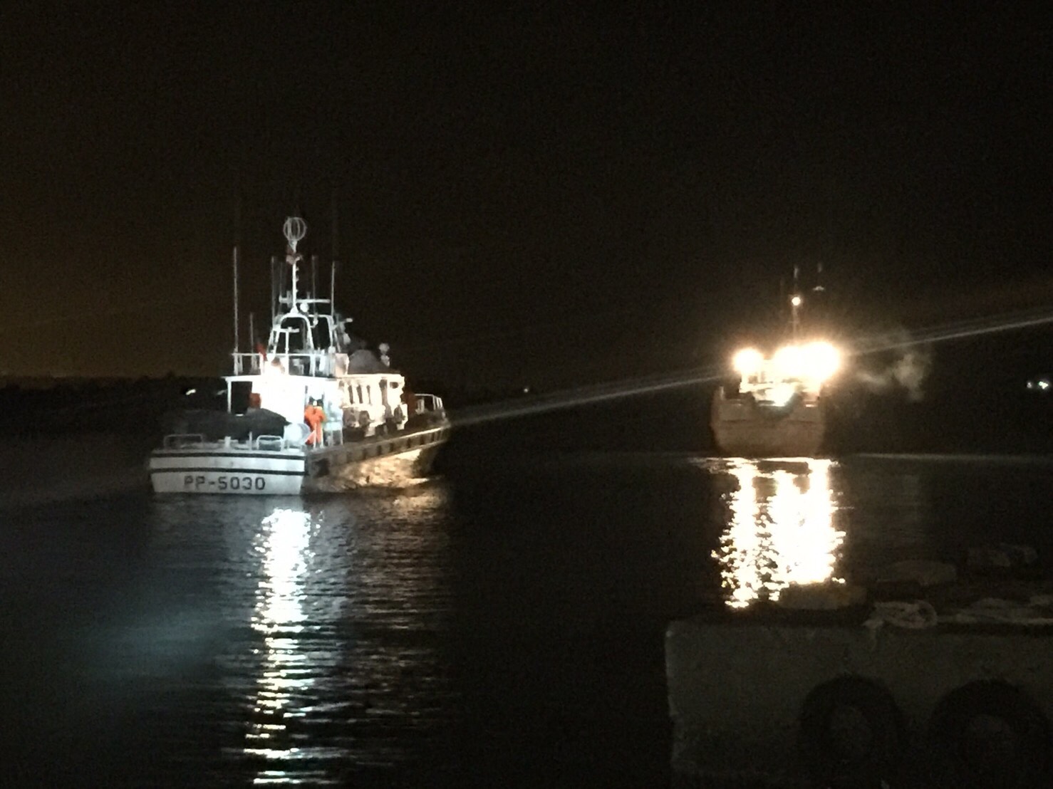 淡水海巡隊攔截中國籍漁船「閩龍漁60295」。