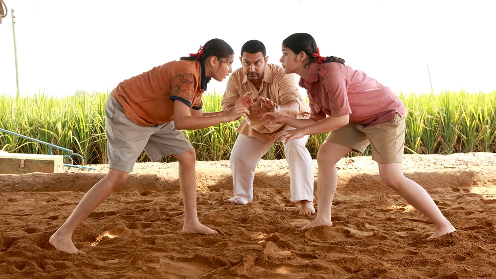 阿米爾罕在《我和我的冠軍女兒》中親自訓練兩個女兒摔跤 。