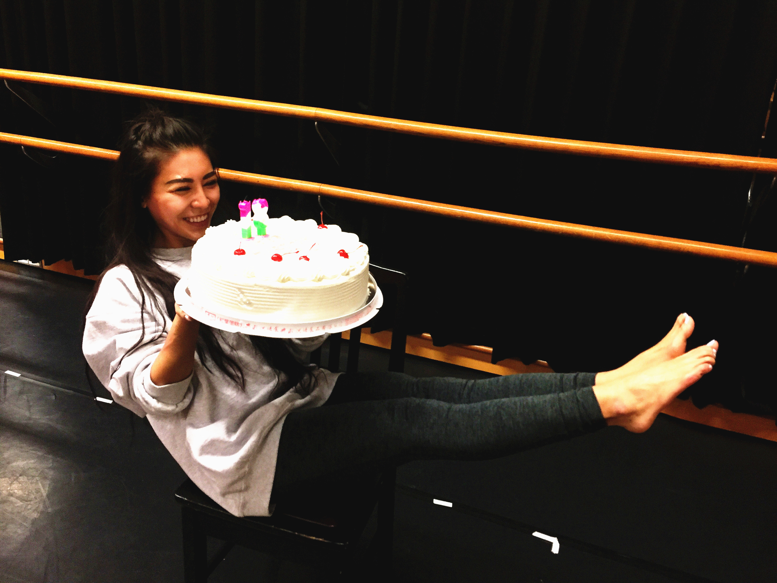 艾怡良在椅子上以「深Ｖ字形」捧著蛋糕大秀超狂核心。