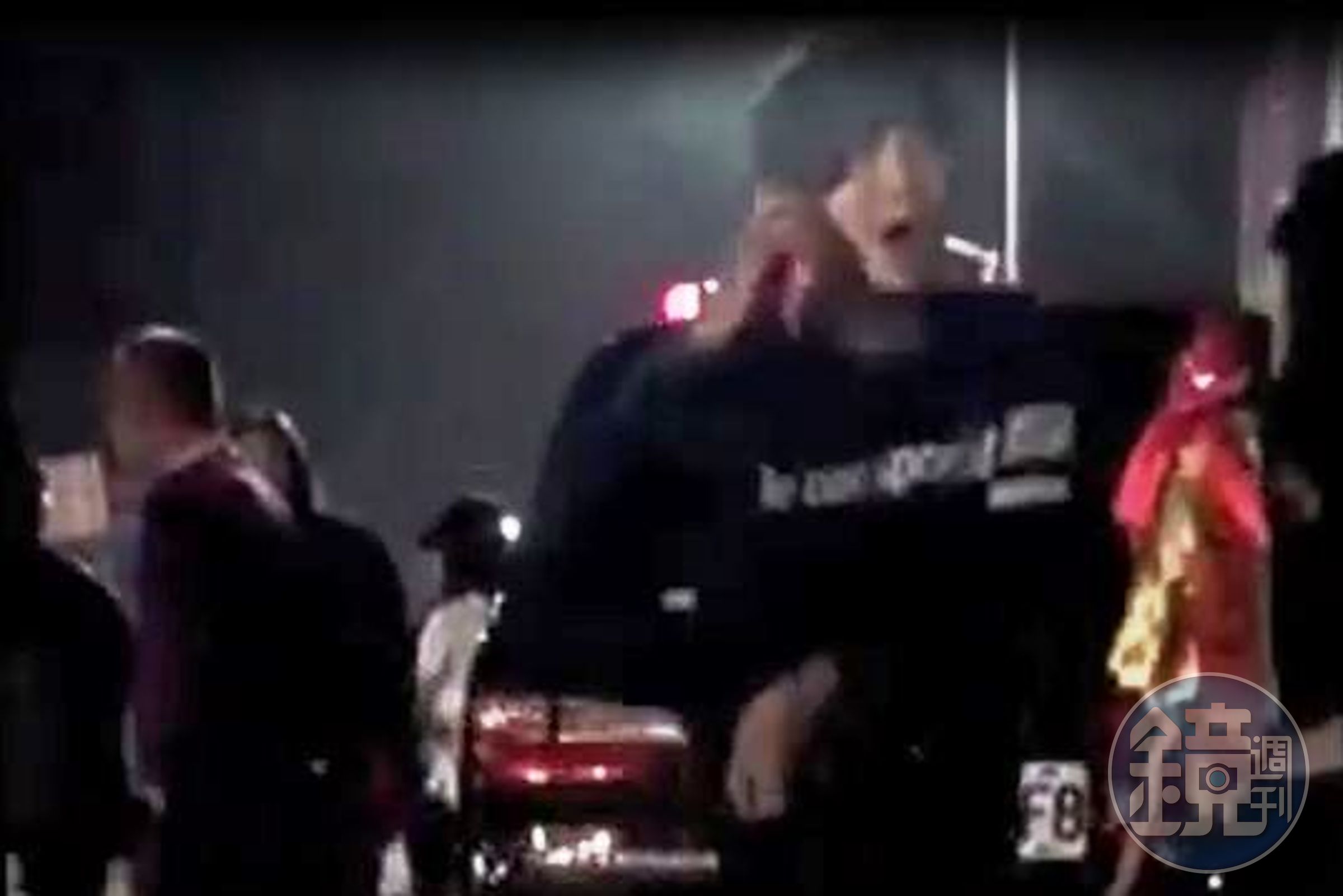 屁孩無照駕駛硬闖遶境隊伍，被警方攔截後，還找母親討拍。