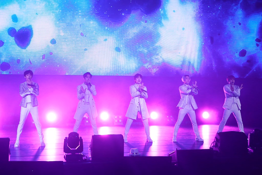 B1A4周六（25日）在台北熱情開唱，吸引1,500名粉絲到場應援。