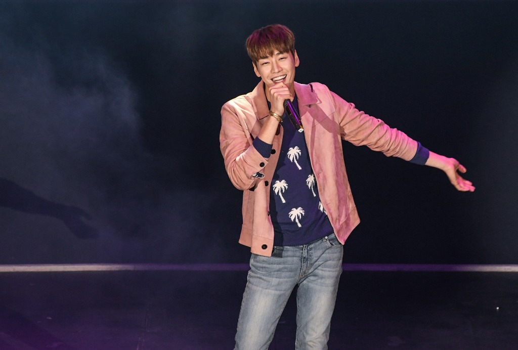 模特兒出身的演員金英光，唱起歌來有模有樣堪稱專業。