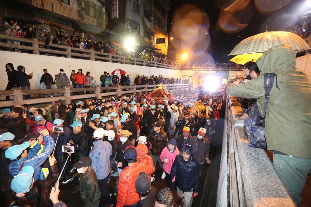 彰化市民生地下道是搶轎熱點，警方不敢大意。