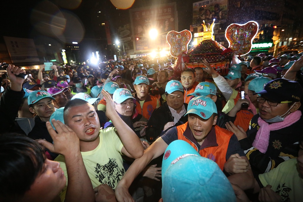 標哥扶著鑾轎，通過往年最易發生搶轎衝突的彰化市。