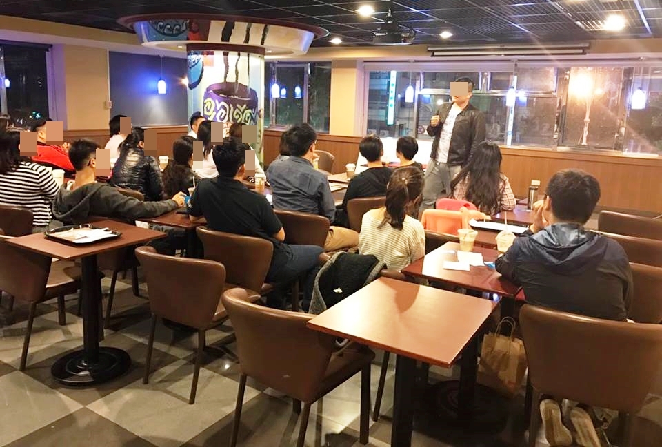 吳東融開設心靈課程，並從學員中挑妃子。