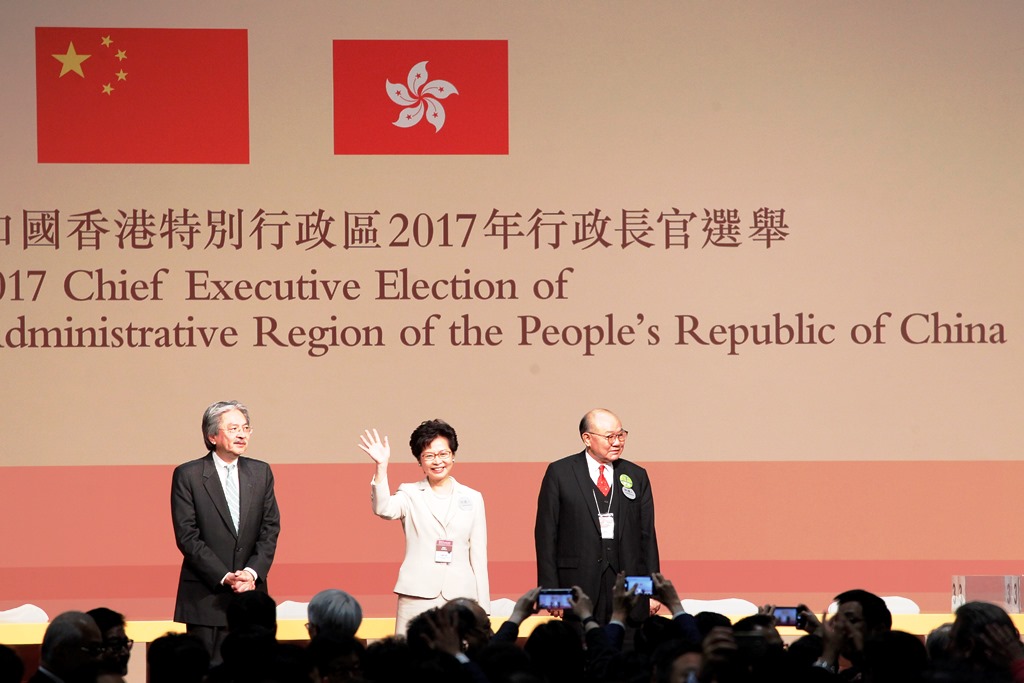 2017年3月26日，香港行政長官選舉經過第一輪投票後結束，候選人林鄭月娥（中）獲得777票，當選香港特別行政區第五任行政長官。