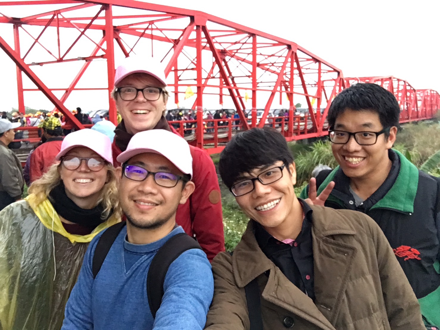 各地外國人來到中台灣，和進香客一同鑽轎底當媽祖一日信徒。