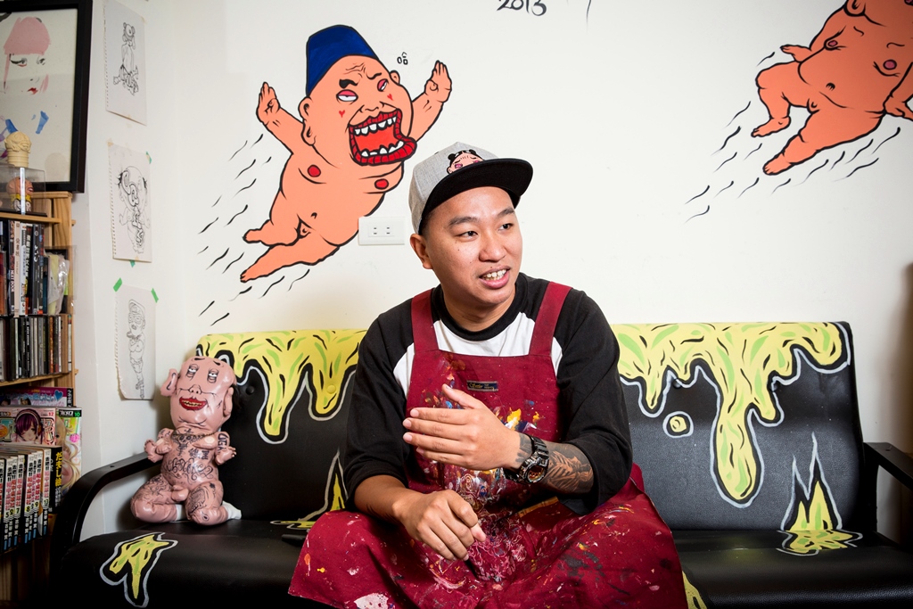 黑雞的工作室牆上是他街頭塗鴉代表圖樣，他還將這個人物做了一個醜醜的布娃娃。