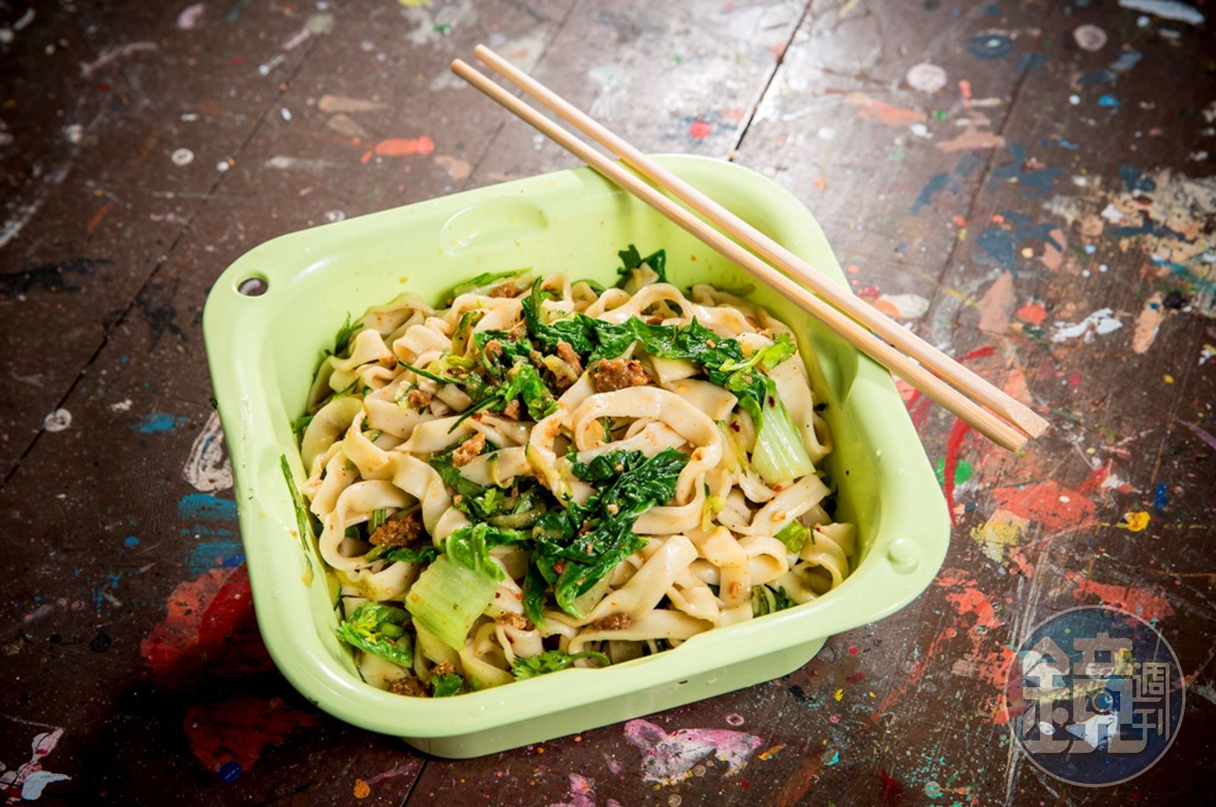出身外省家庭的黑雞熱愛麵食，但在政治立場上他支持台獨。