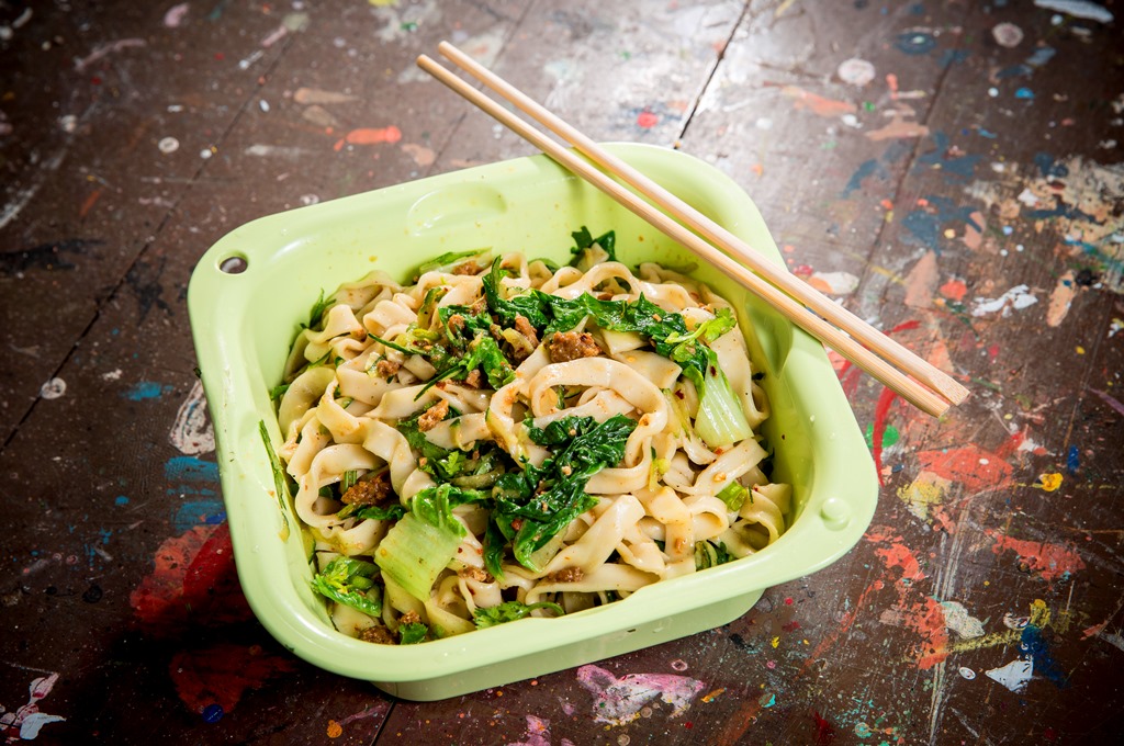 出身外省家庭的黑雞熱愛麵食，但在政治立場上他支持台獨。
