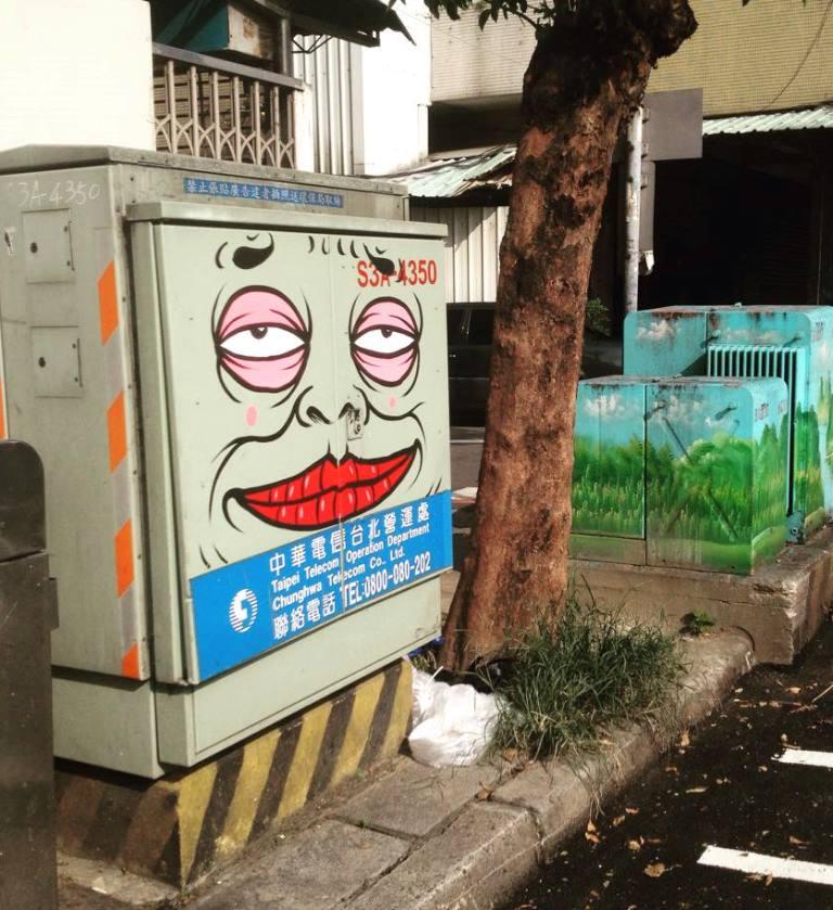 黑雞的作品常被民眾檢舉，但在台灣街上仍隨處可見。(黑雞提供)
