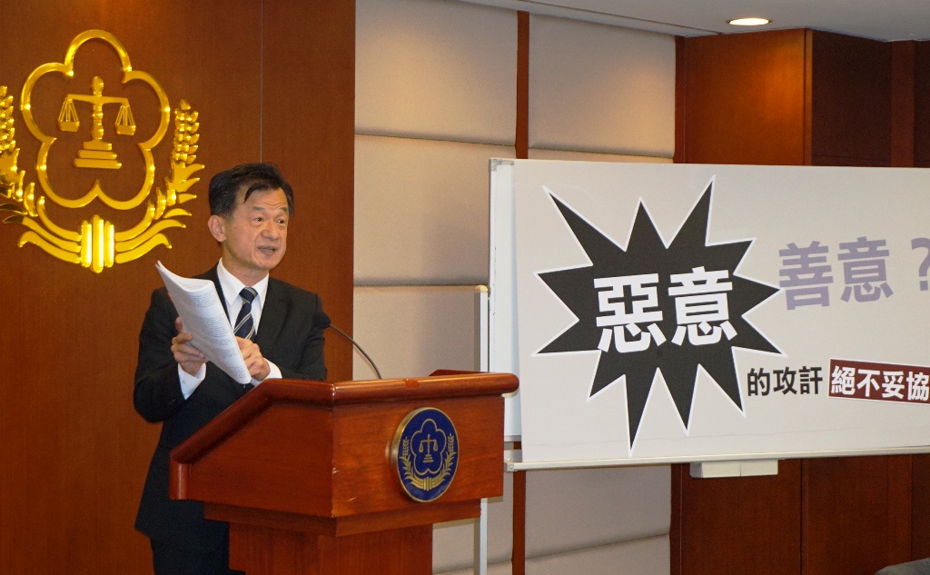 法務部長邱太三對委員李佳玟以標題「法務部長的耍賴功力」為標投書媒體一事，認為是對他的人格侮辱。