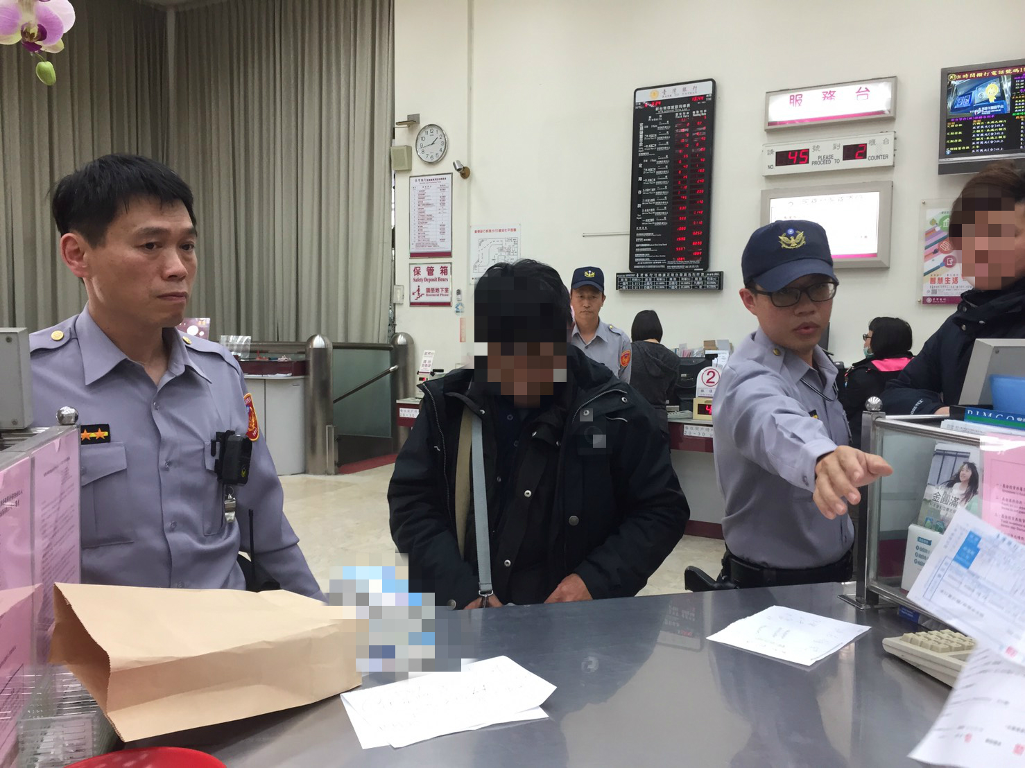 詐騙集團謊稱綁架邱男兒子，讓他嚇到趕緊出門匯錢，所幸被警方及時阻止。