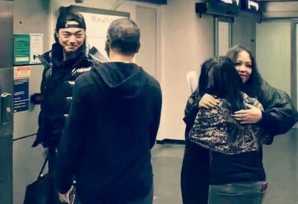 張惠妹與男友姚善鏞同赴歐洲工作兼旅遊，被網友拍到在機場準備出境，兩人再度同框。 （翻攝自Jamaicanbetelnut微博）