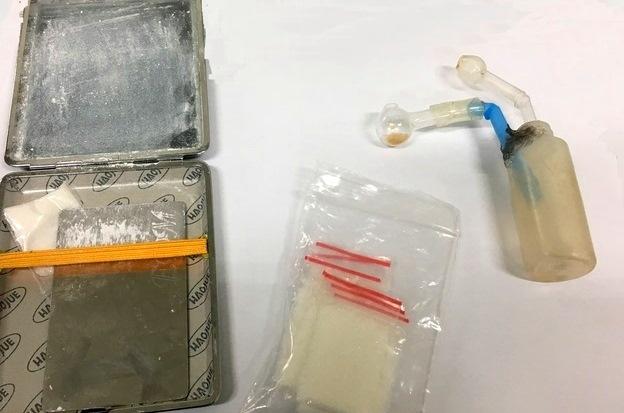 警方在劉嫌車上搜出一個吸食器與一小包K毒。
