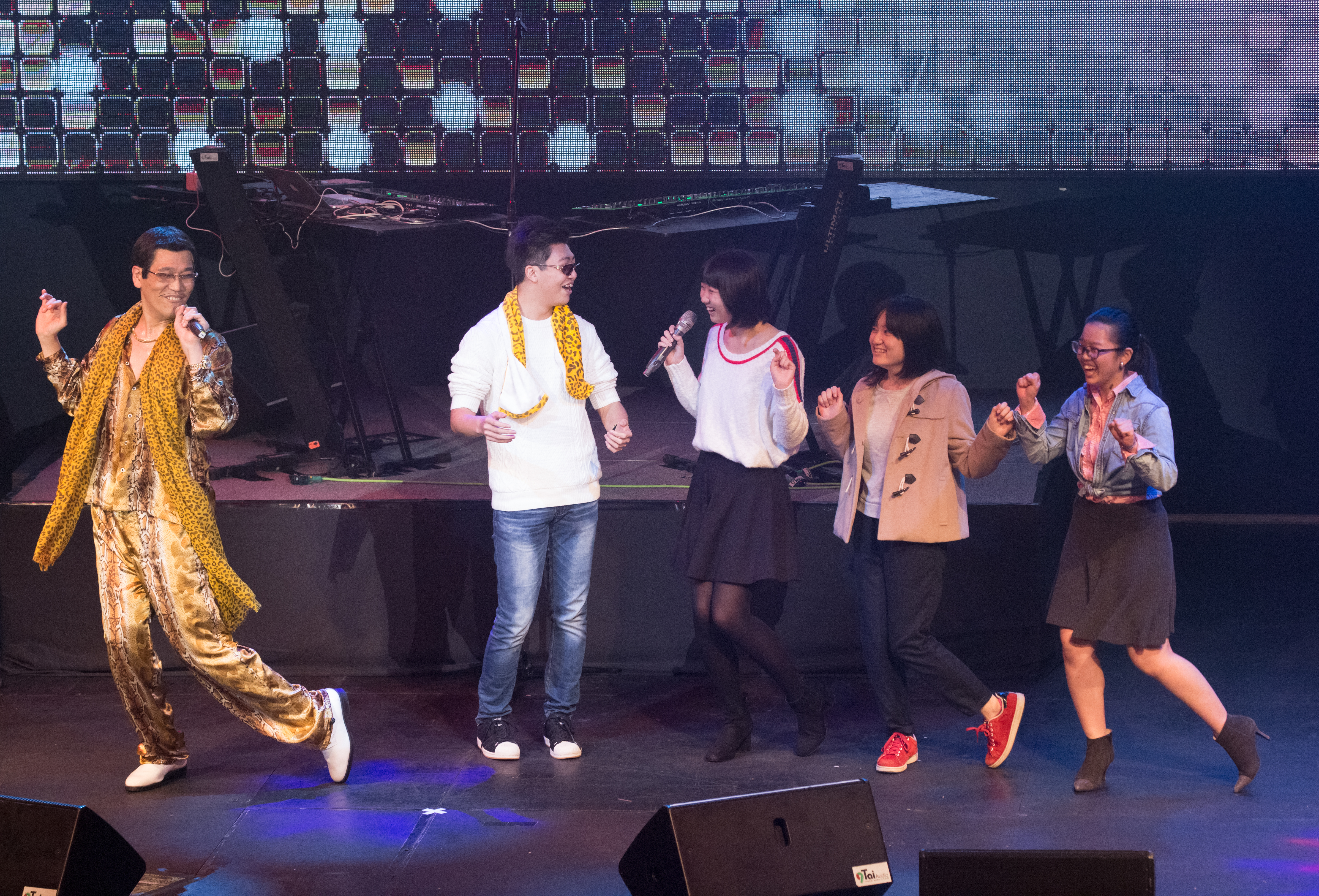 從日本來台灣的粉絲跟著PIKO太郎跳〈PPAP〉舞蹈。