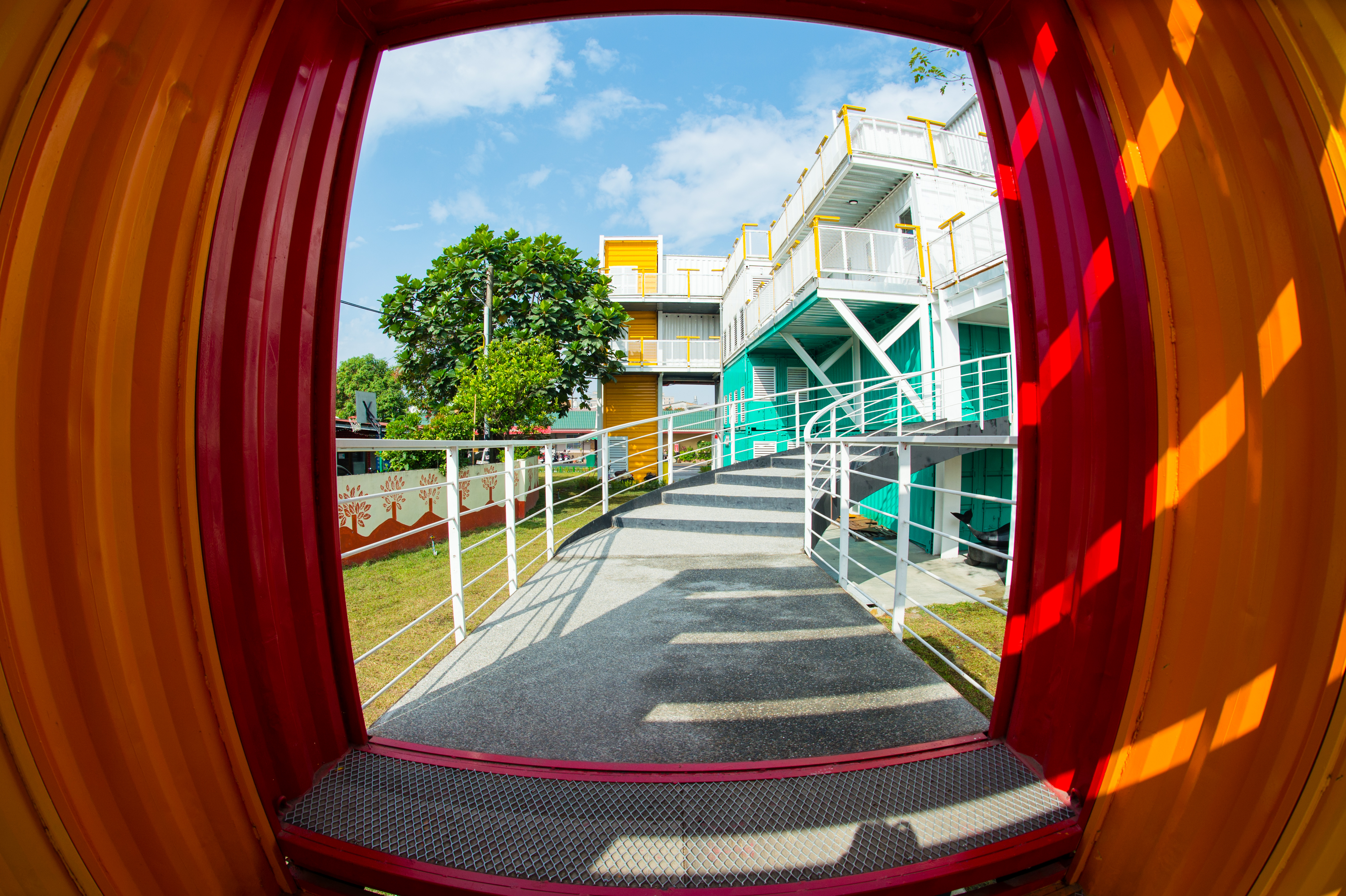 全台最大的貨櫃屋聚落「屏東青創聚落I/O Studio」，醒目矗立屏東街頭。