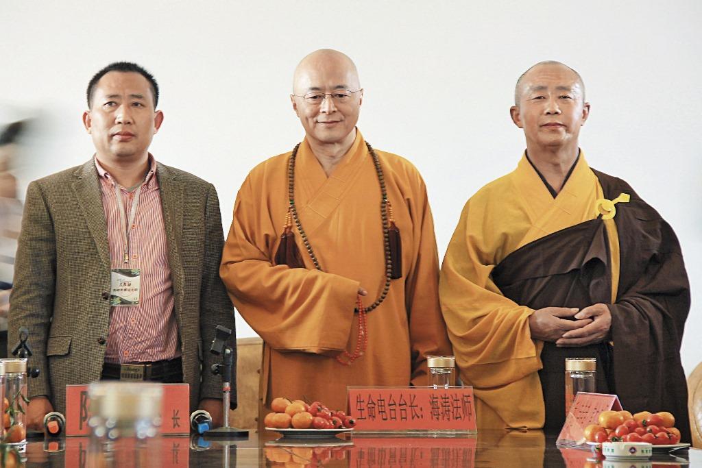 海濤法師（中）宣揚「眾生平等、慈悲相待」，護生理念從台灣紅到中國。（東方IC）