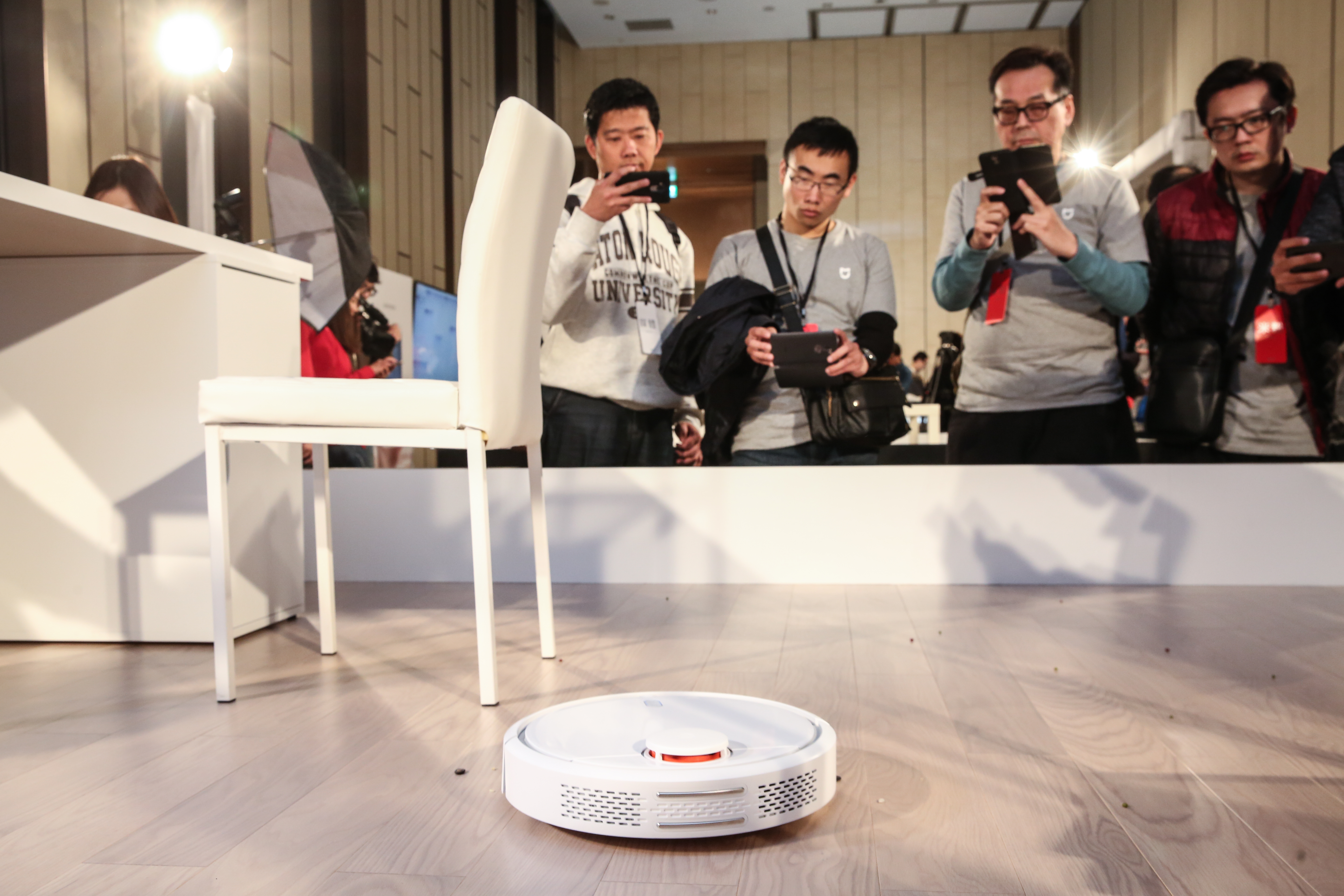 挾帶過往的小米旋風，米家掃地機器人襲台，每台不到9000元，希望第一個月賣超過1萬台。