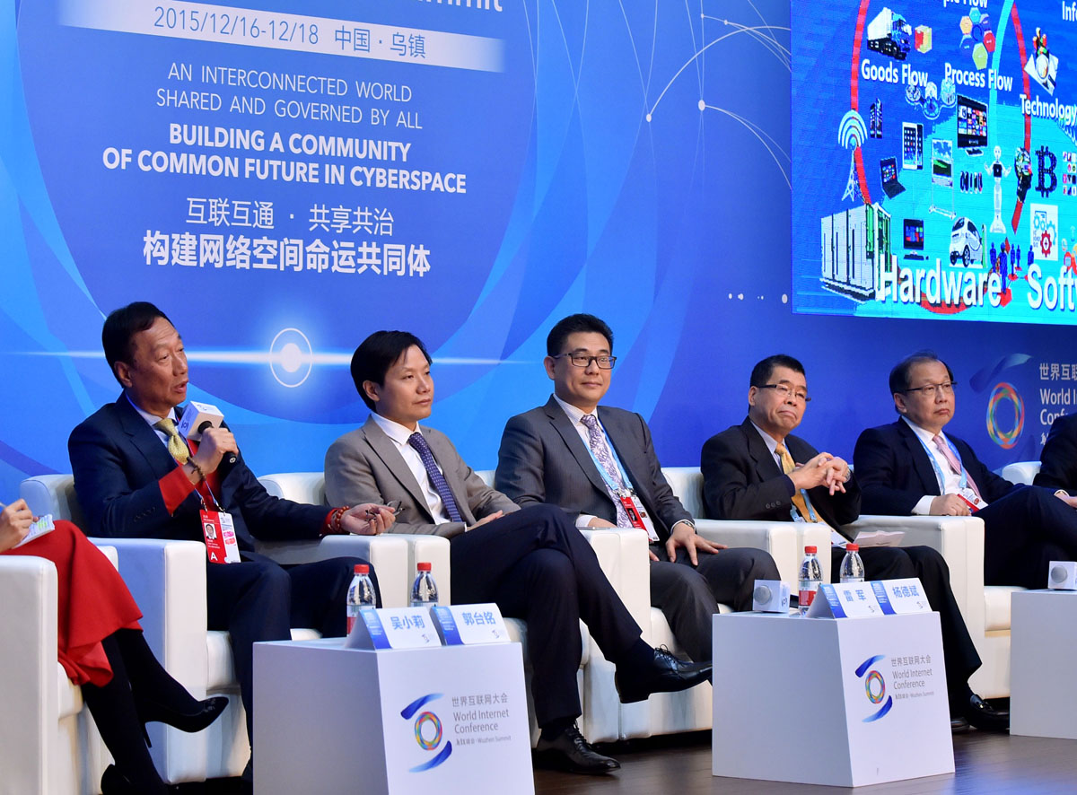 2015年在中國舉辦的互聯網大會，蔡明介、蔡力行和鴻海董事長郭台銘聯袂出席，蔡明介和蔡力行還坐在隔壁。