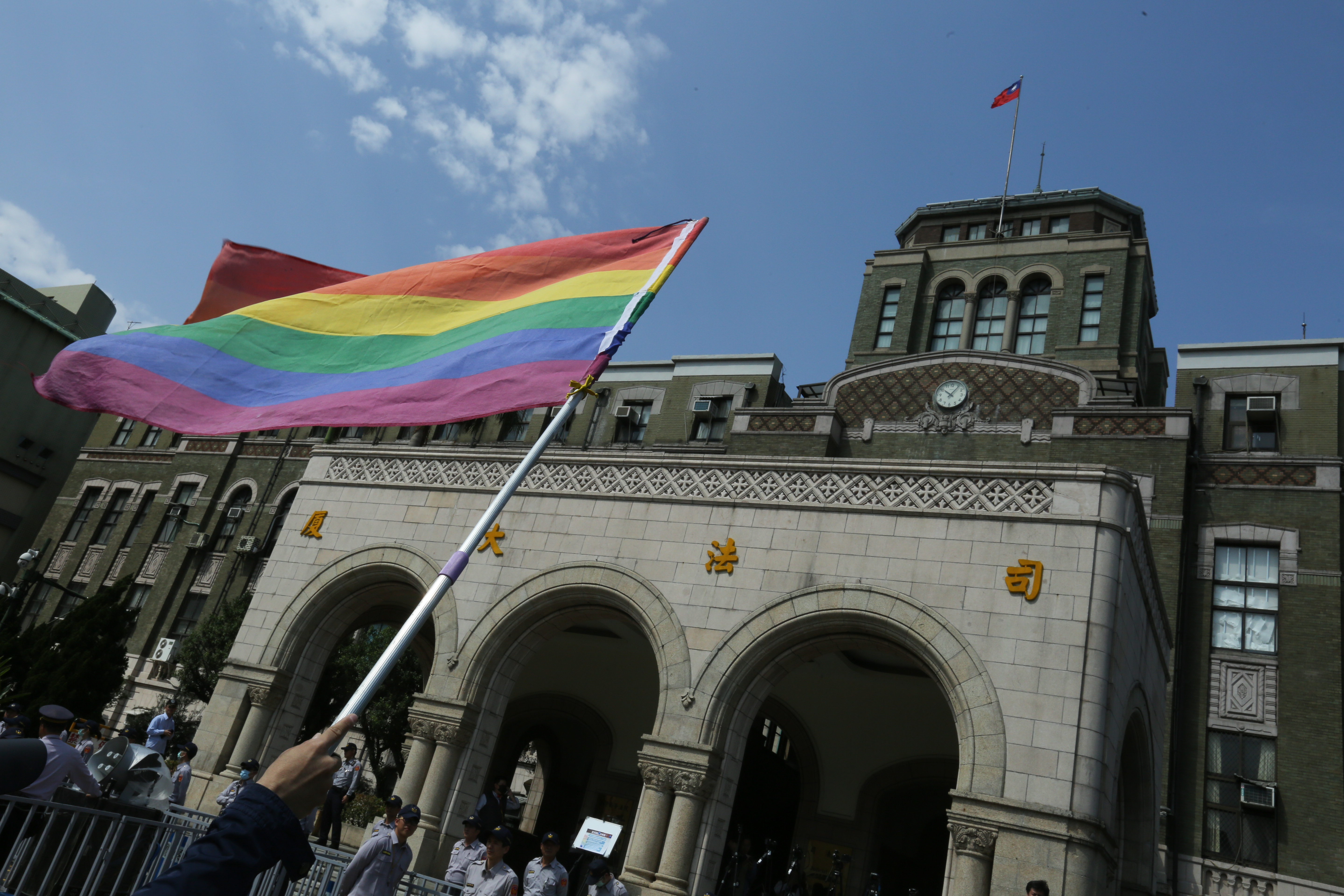 支持同性結婚，已經與反核一樣，成了一種潮流趨勢，成為一種「政治正確」，愈來愈多年輕人，支持同性結婚。