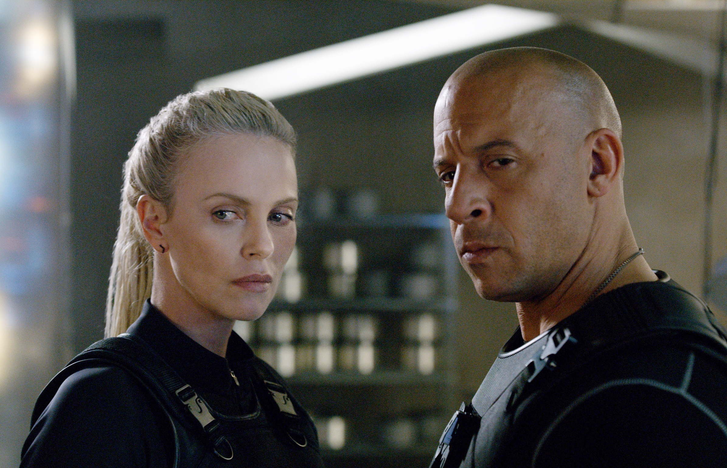 肌肉棒子馮迪索（右），在《玩命關頭8》被莎莉賽隆（左）玩弄於股掌間。