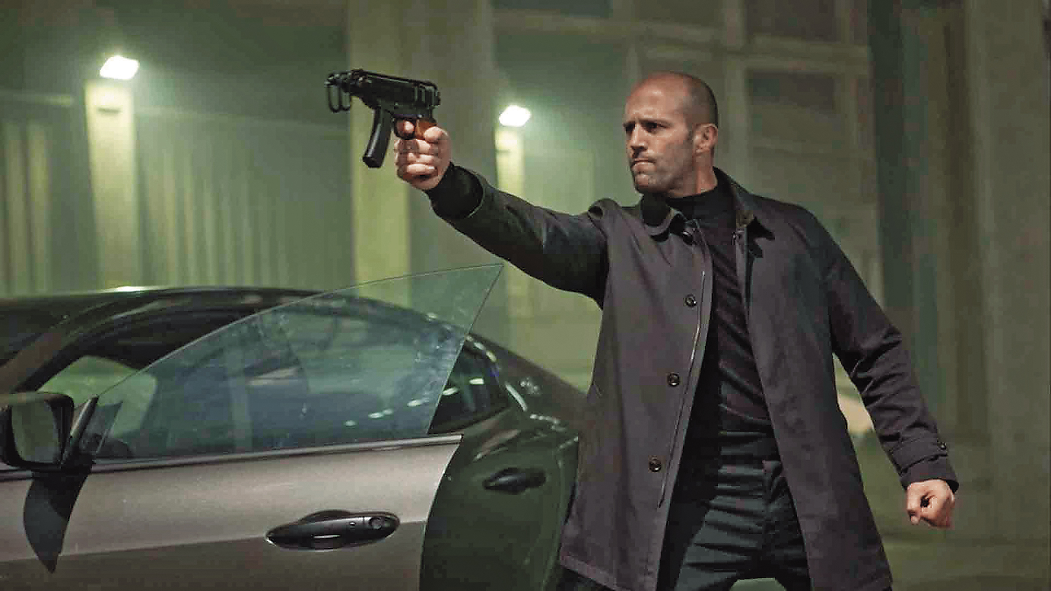 《玩命關頭7》以反派登場的傑森史塔森,在《玩命關頭8》不只繼續大秀拳腳功夫,還用賤嘴搶戲。