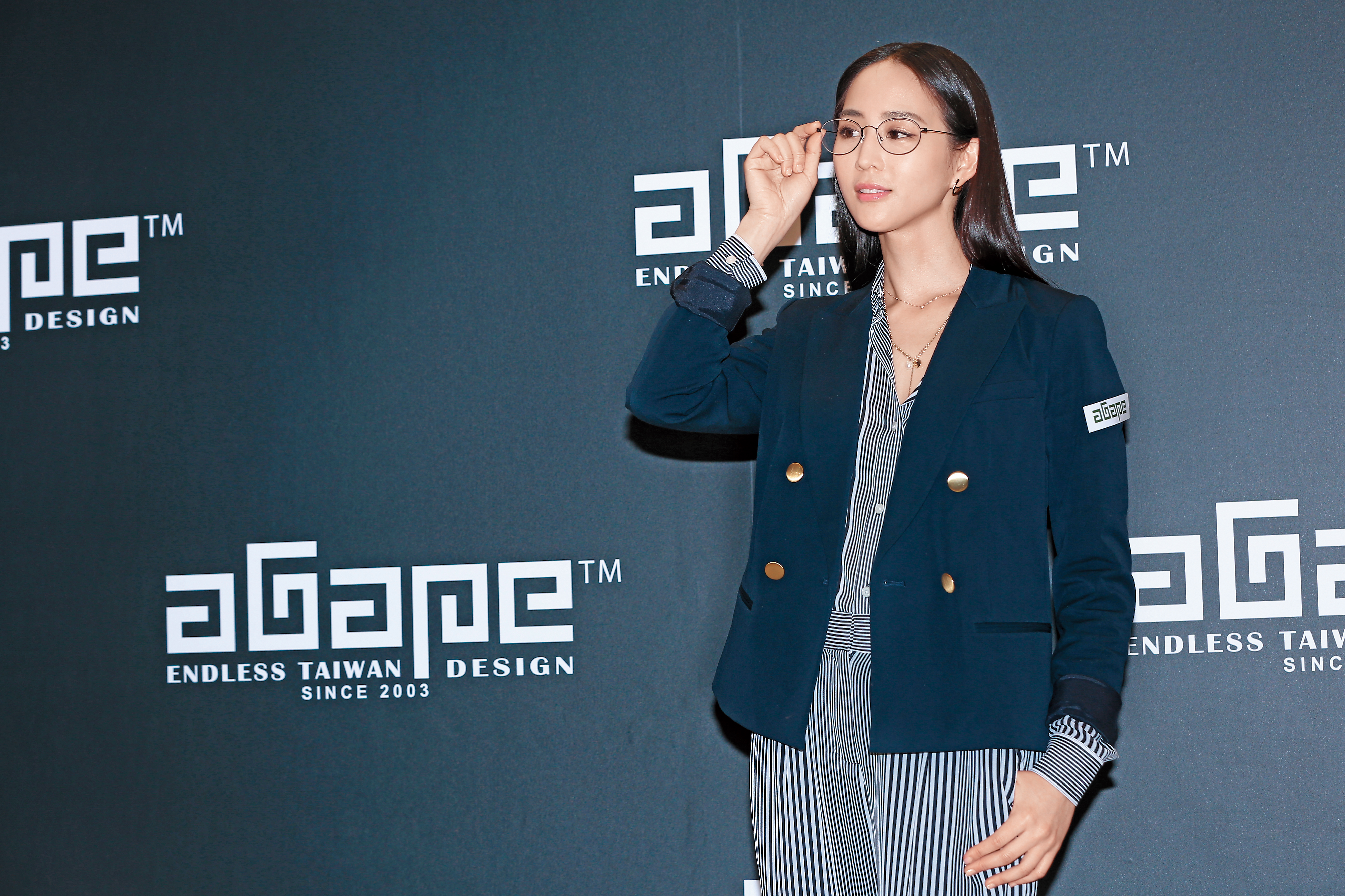 張鈞甯戴上眼鏡，雖有氣質，但顏值降低。設計對白：我盡快拿下來！