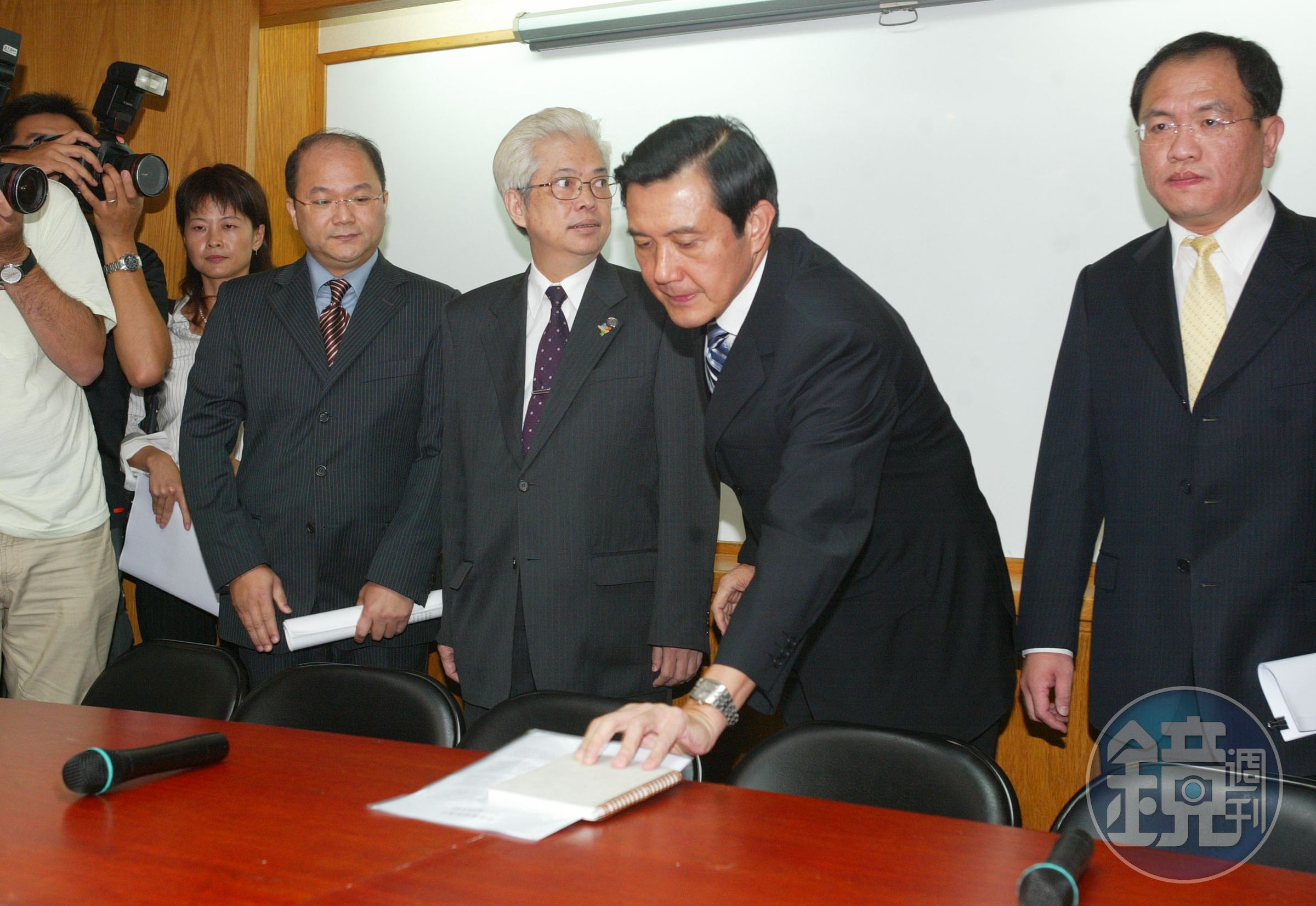馬英九面對接連而來的官司，將重組律師團應戰，有意請曾在2007年讓他在特別費案中無罪脫身的律師薛松雨、宋耀明等人辯護。（聯合知識庫）