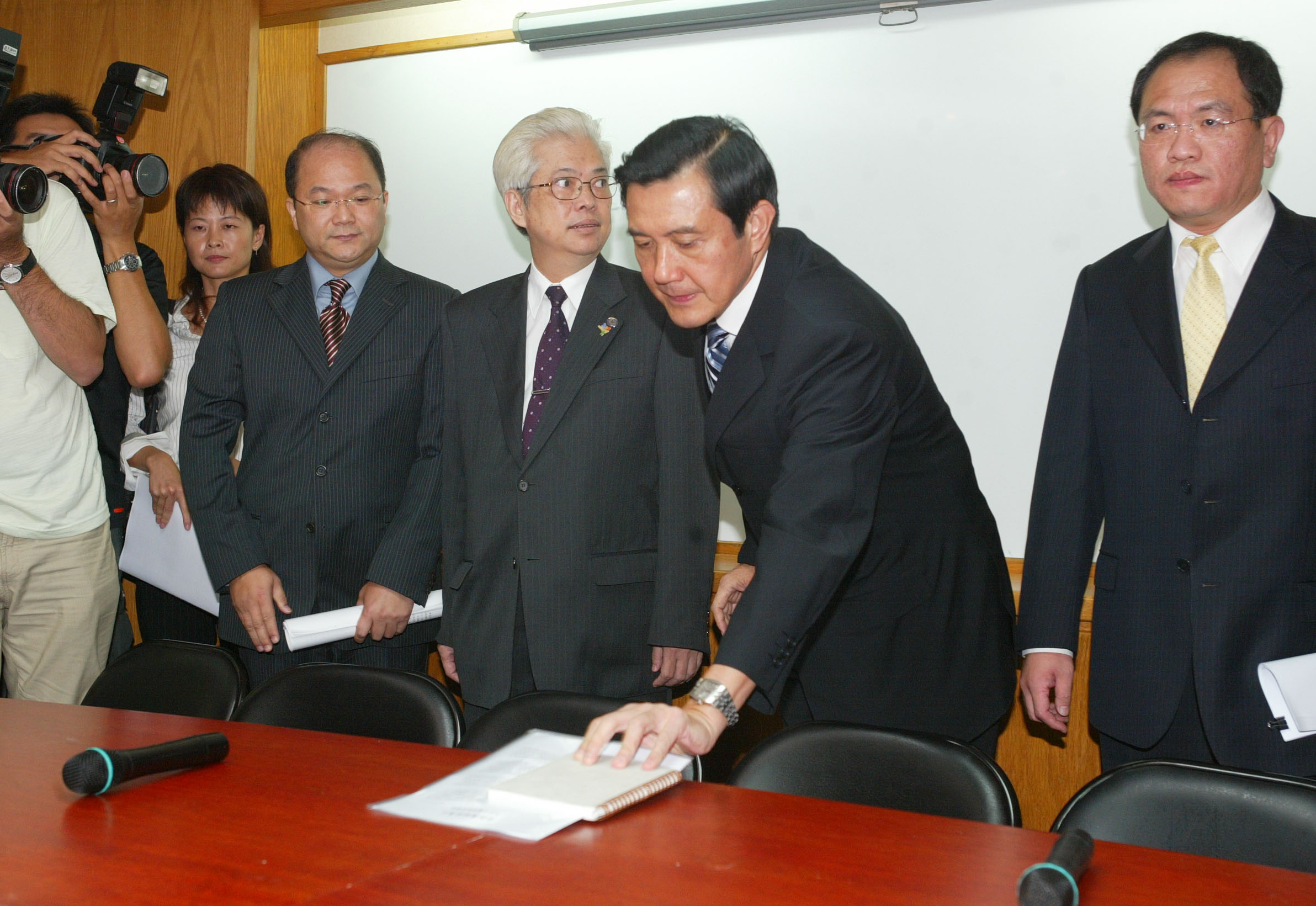 馬英九面對接連而來的官司，將重組律師團應戰，有意請曾在2007年讓他在特別費案中無罪脫身的律師薛松雨、宋耀明等人辯護。（聯合知識庫）