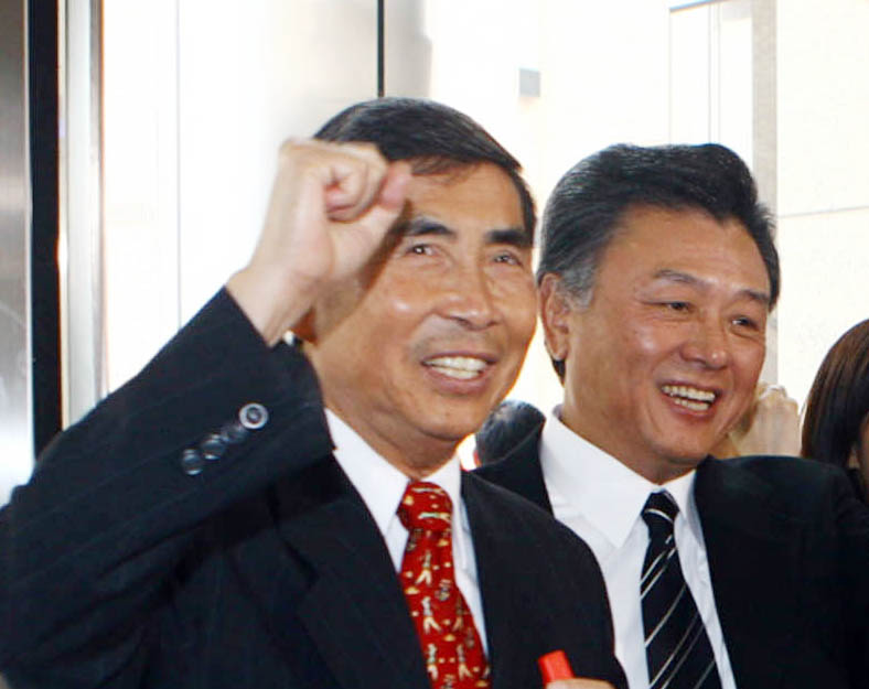 民視1996年由蔡同榮(左)創立,在前總經理陳剛信(右)的帶領下,成為全台最會賺的電視台。圖取自中央社