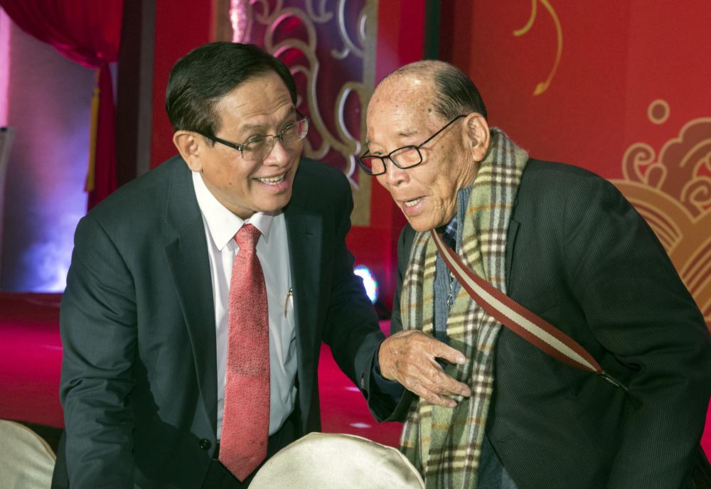 郭倍宏(左)去年在時任董事長田再庭(右)支持下,接下民視董座。