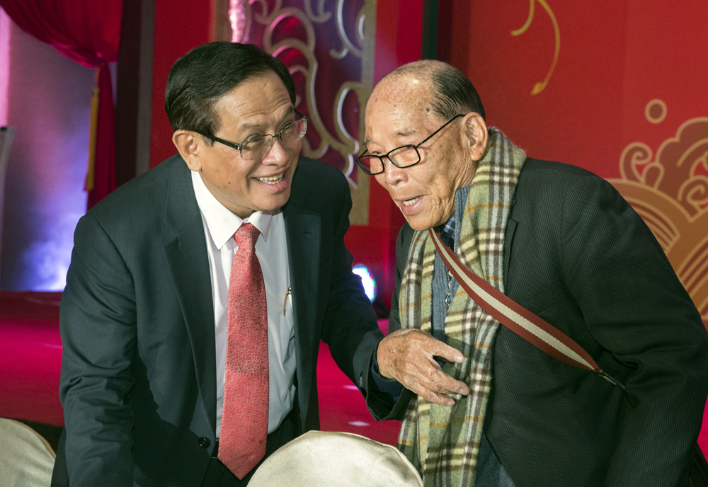 郭倍宏(左)去年在時任董事長田再庭(右)支持下，接下民視董座。